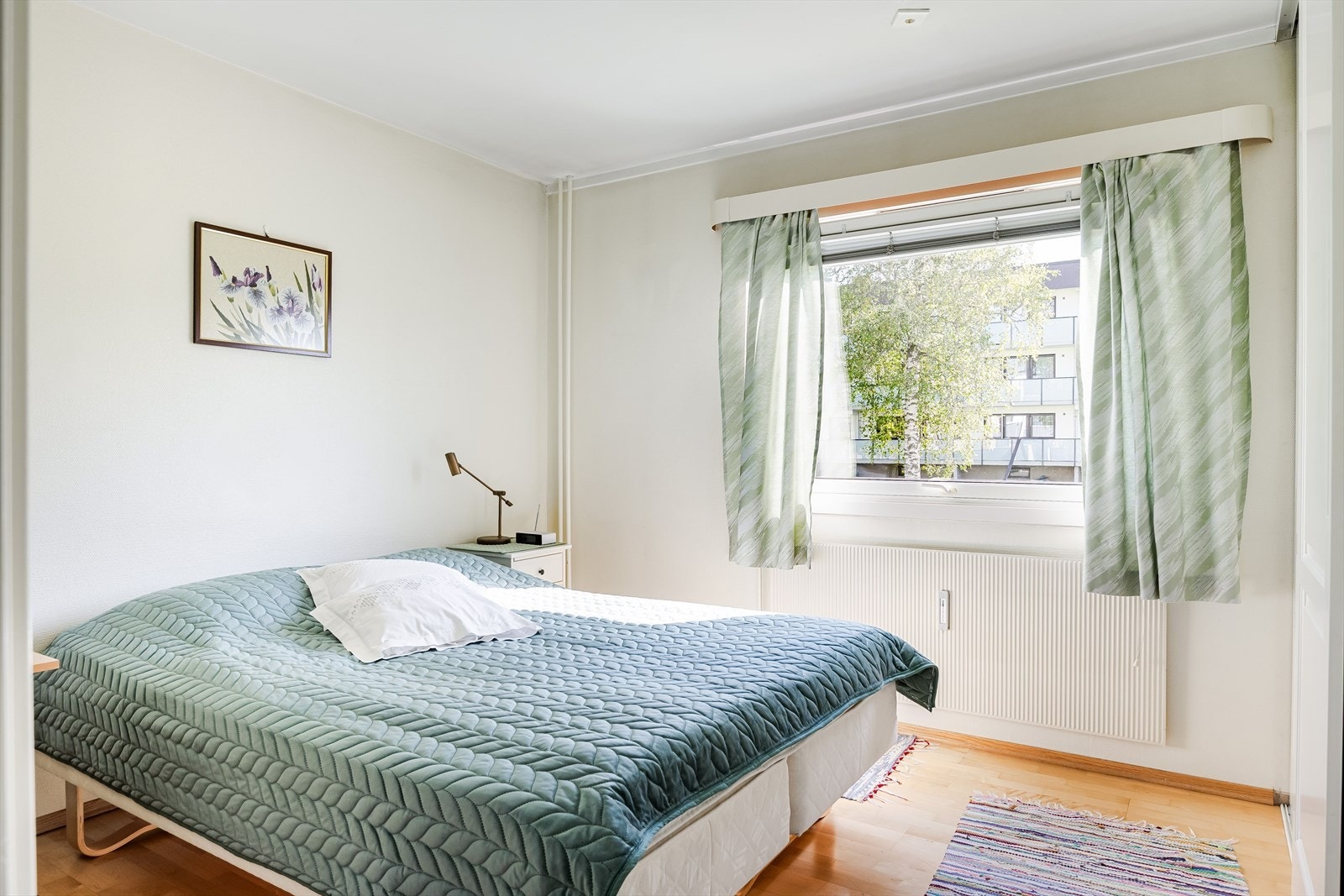 Leiligheten inneholder totalt 3 soverom. Det største soverommet er et lyst rom av god størrelse - et naturlig hovedsoverom. Galleribilde