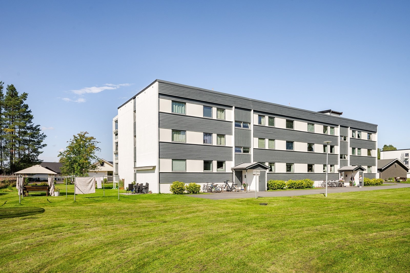 Borettslaget har god vedlikeholdshistorikk med bla. nytt tak i 2021, ny asfalt i 2018, nye garasjer i 2017, maling av fasader i 2015, samt utskifting og innglassing av balkonger i 2014. Galleribilde