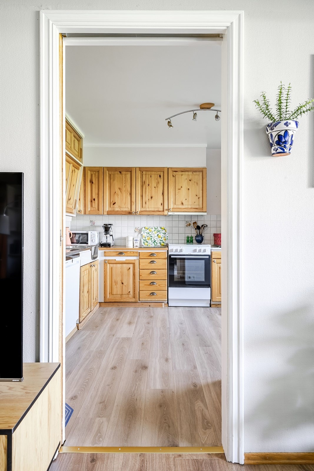 Kjøkkenet ligger i et eget rom i naturlig tilknytning til stuen. Galleribilde