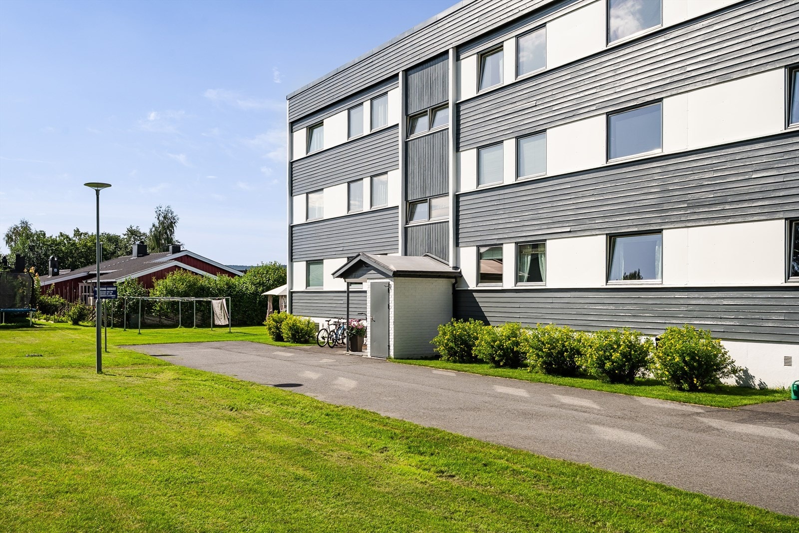 Fellesarealer er ryddig og pent opparbeidet med gressplen, diverse beplantning og asfalterte internveger og parkeringsarealer. Galleribilde