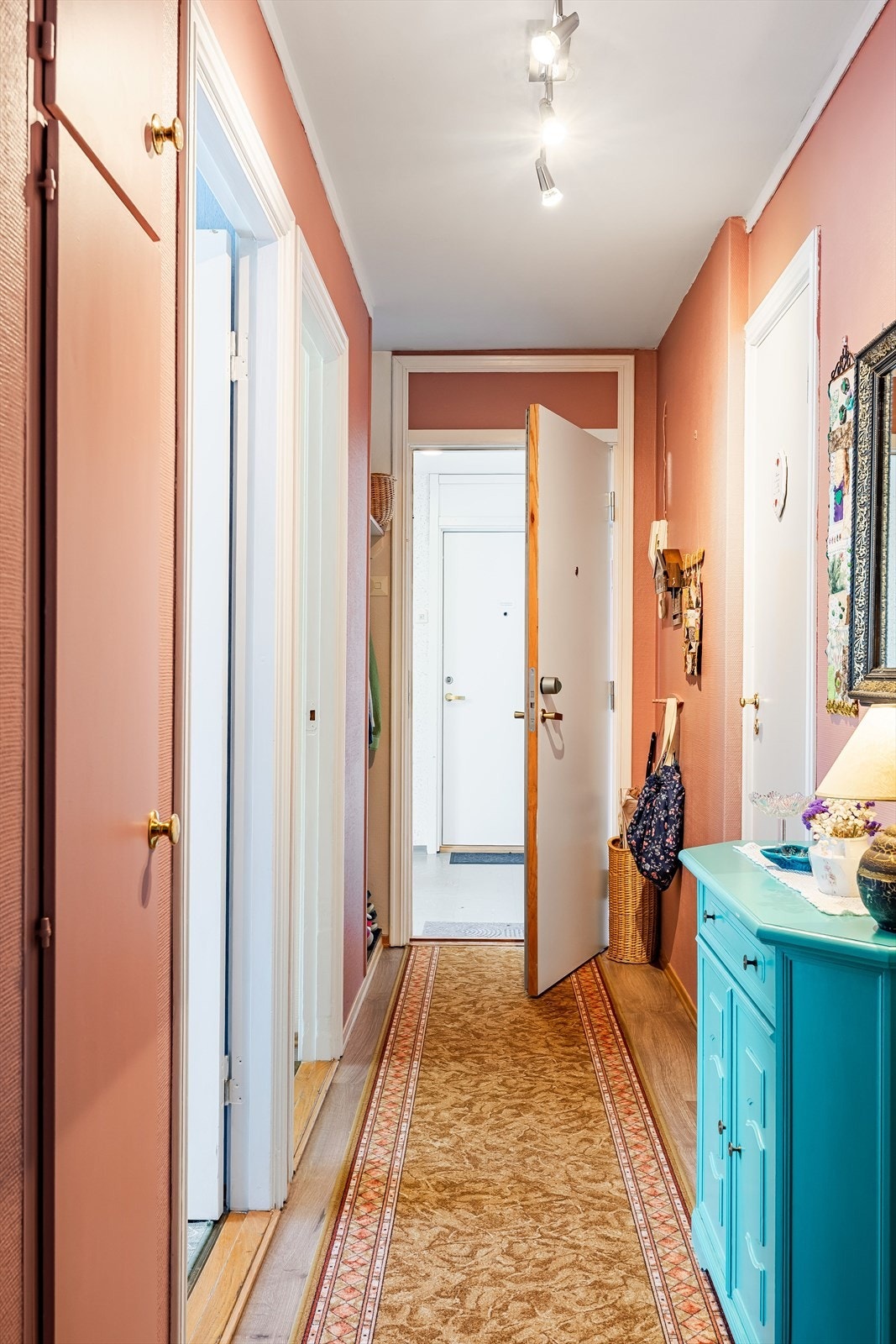 Det er oppbevaringsplass i innebygd garderobeskap. Ved inngangsdøren er det også en praktisk nisje med plass til sko og oppheng av yttertøy. Galleribilde