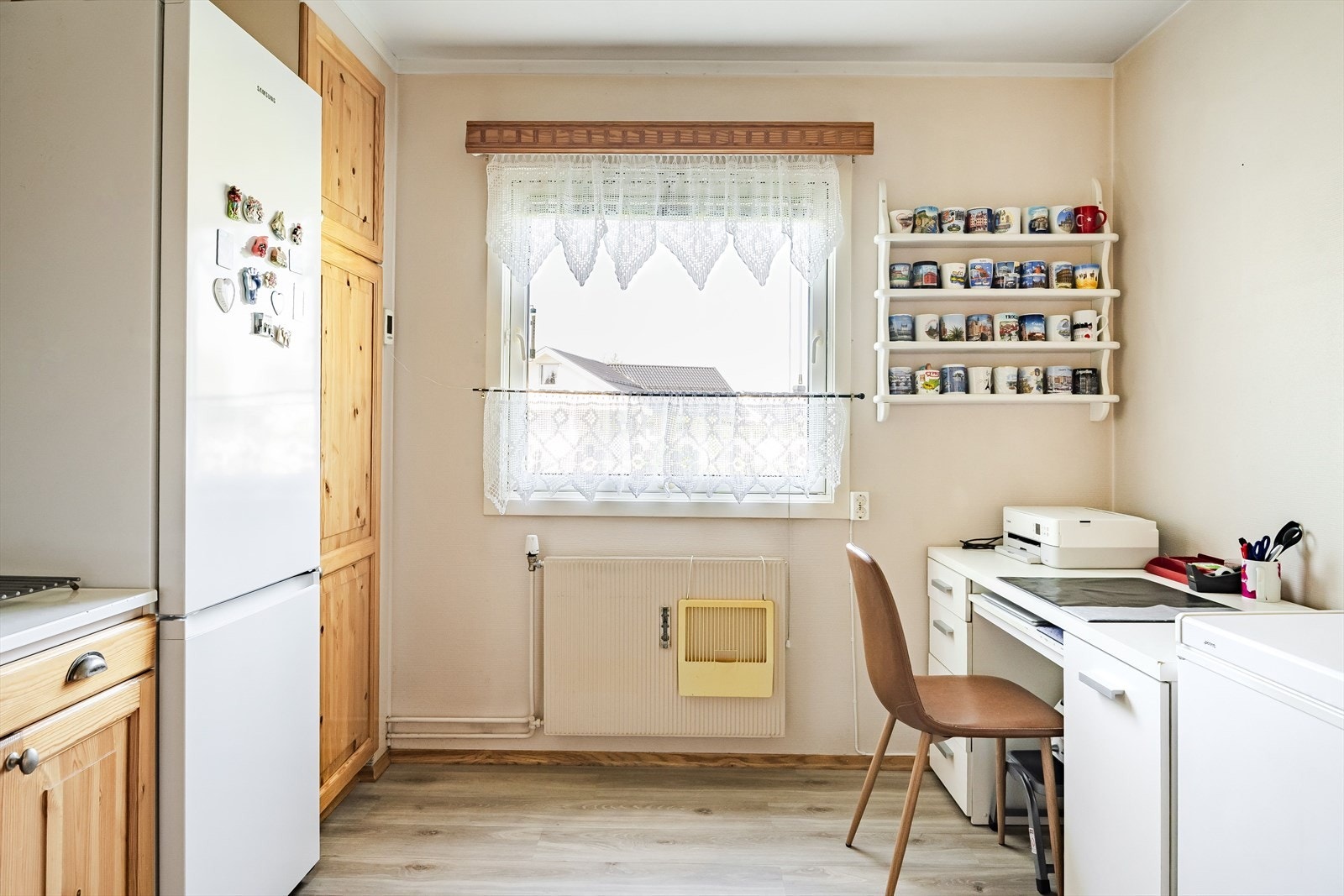 Det er plass til et spisebord eller arbeidsbenk som gjør at også kjøkkenet blir et naturlig oppholdsrom. Galleribilde