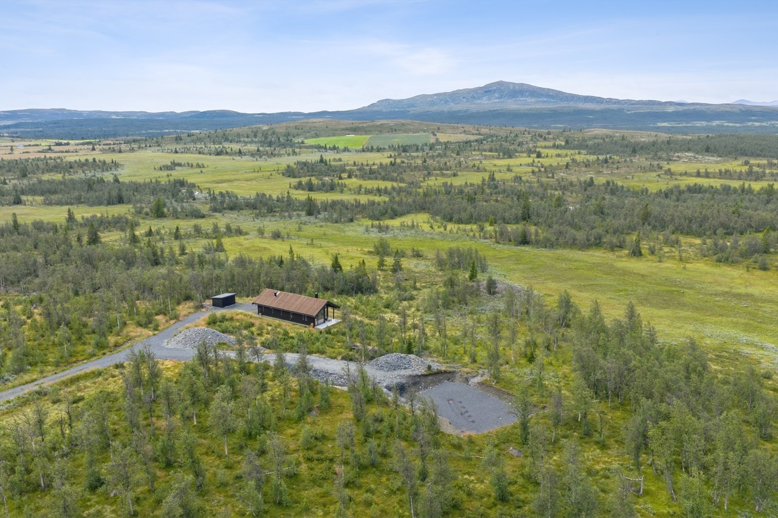 Her er det nydelig utsikt til bla. Grønnsenknippa, Skogshorn, Gilafjellet og utover Sørre Syndinvannet. Galleribilde
