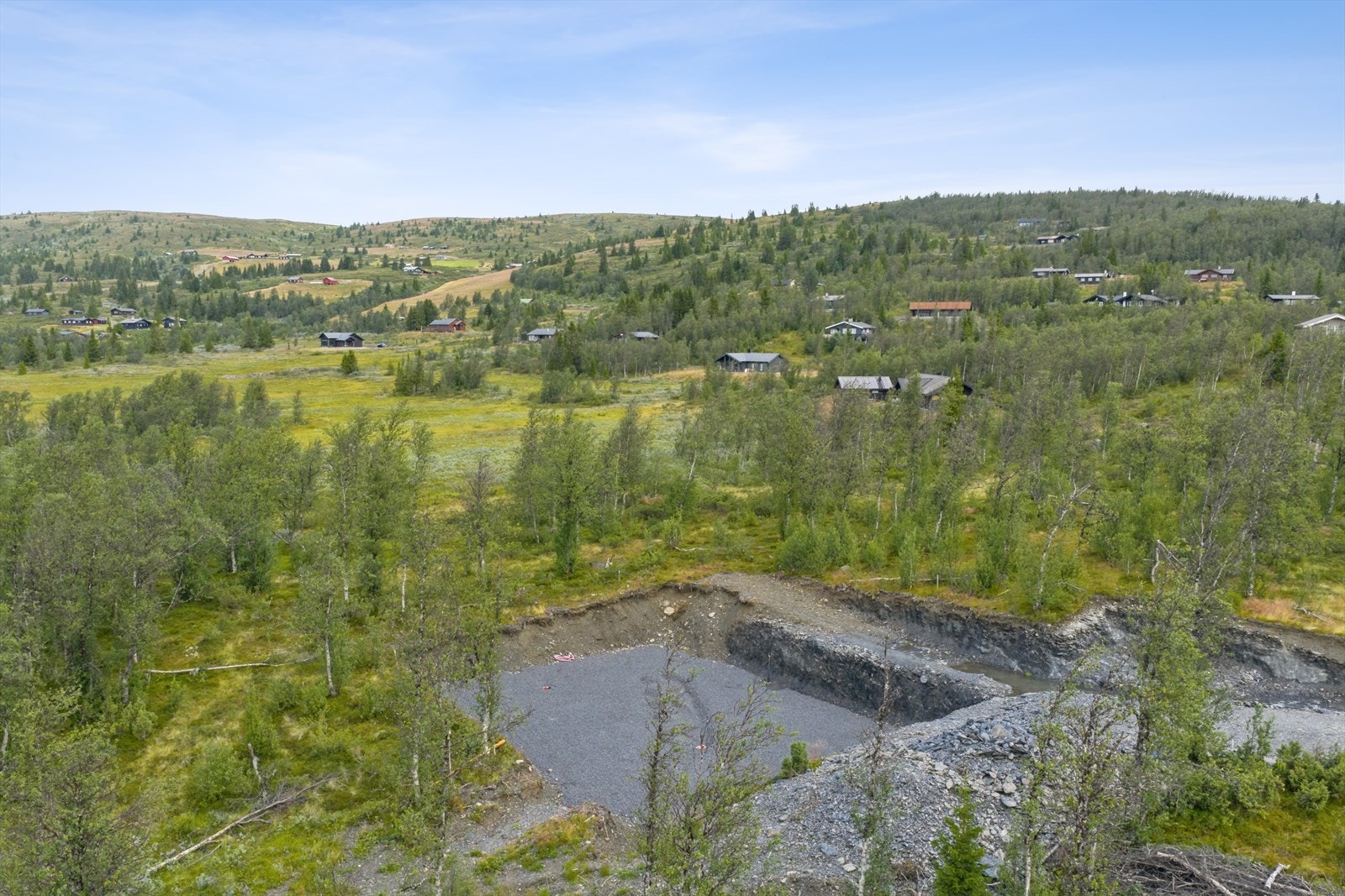 Denne tomten i Bjørkehaugen 52 er en sjelden mulighet, for her er grunnarbeidet startet opp, og alt er klargjort med vann, energibrønn og strøm. Galleribilde