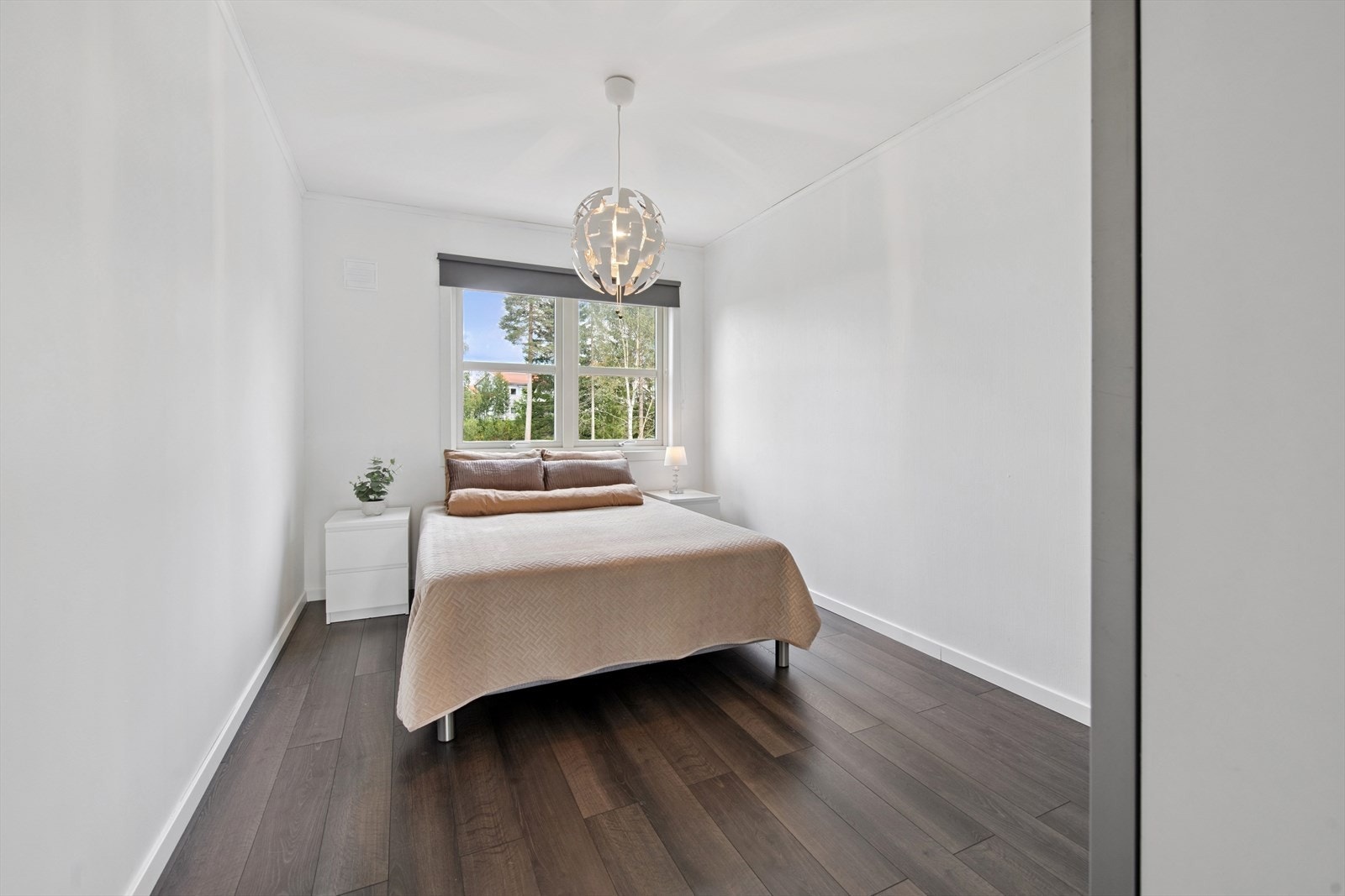 Leiligheten har to soverom, hvor dette er hovedsoverommet med god plass til dobbelseng. Galleribilde