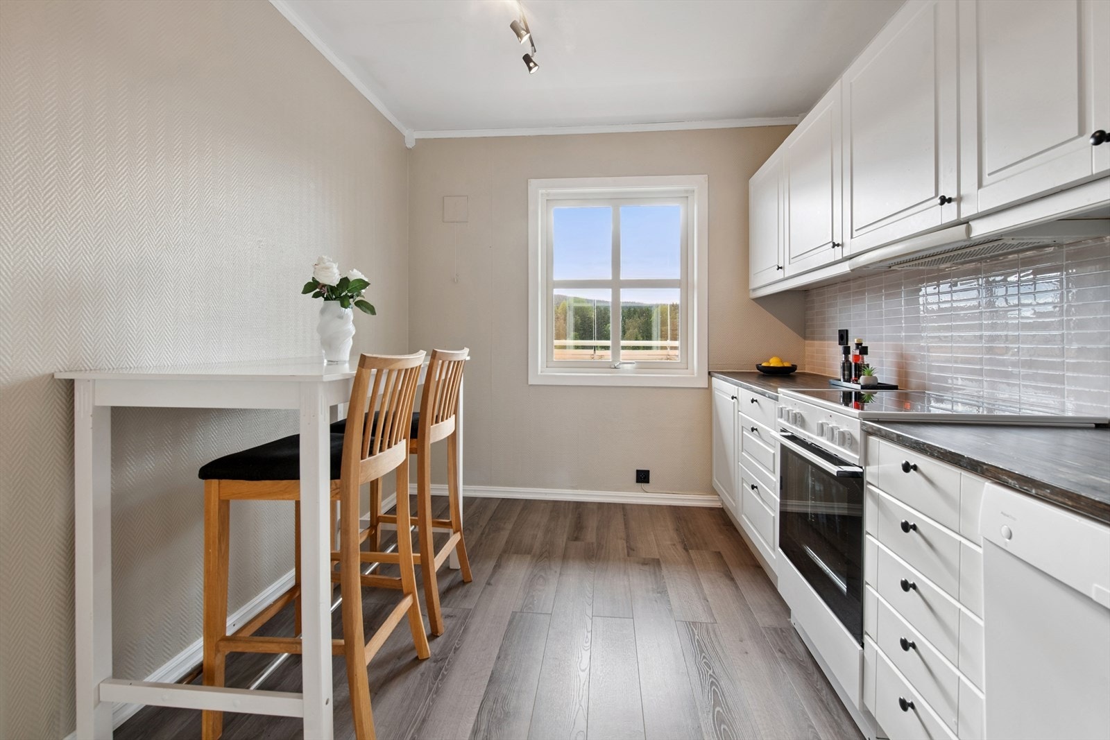 Det er også mulighet for spiseplass på kjøkkenet. Galleribilde