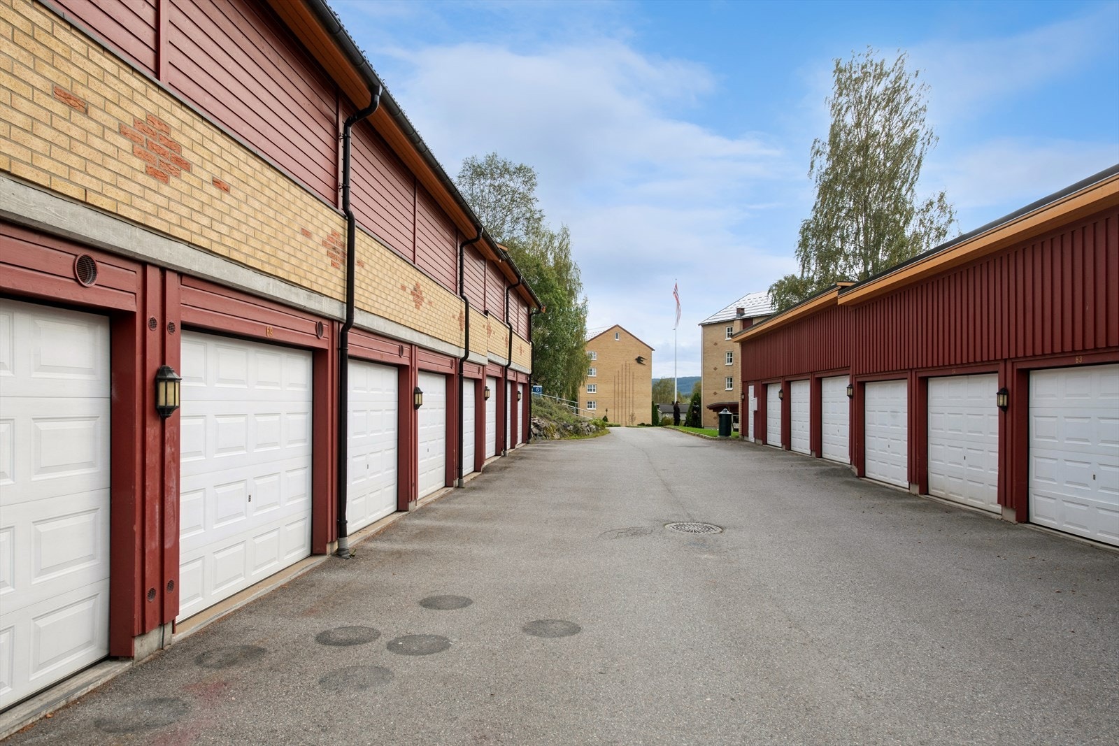 Garasje i felles anlegg. Galleribilde