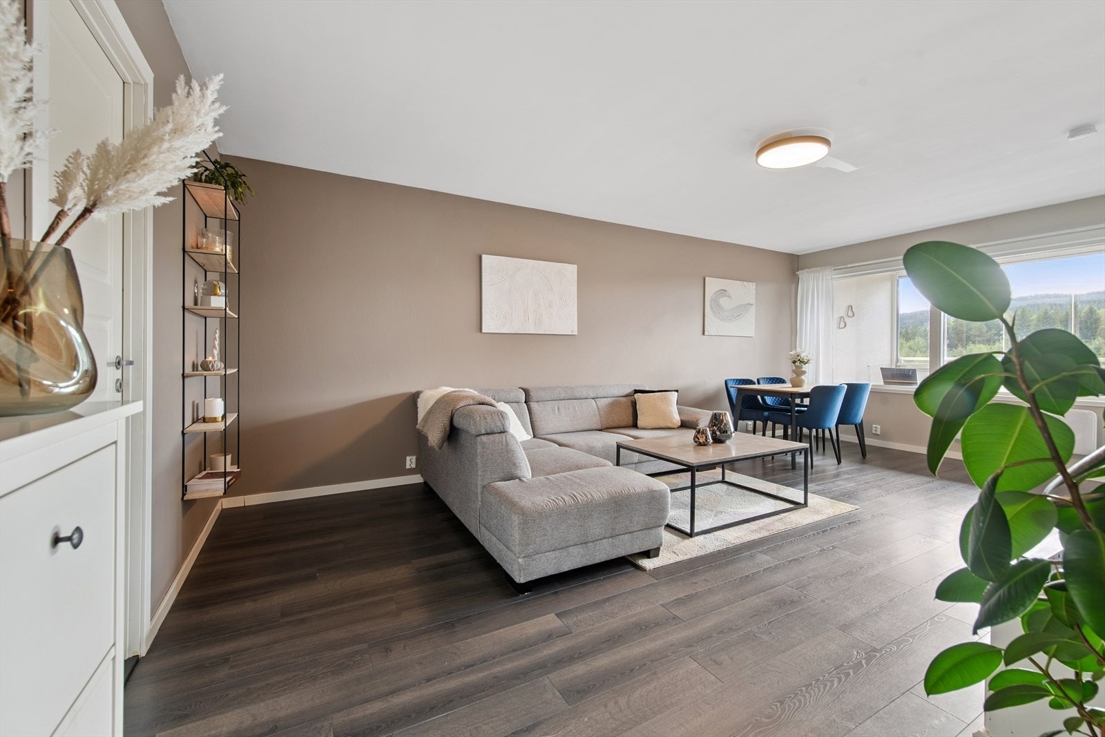 Velkommen til en meget pen og innbydende 3-roms i 4. etasje i Svalevegen 8. Galleribilde