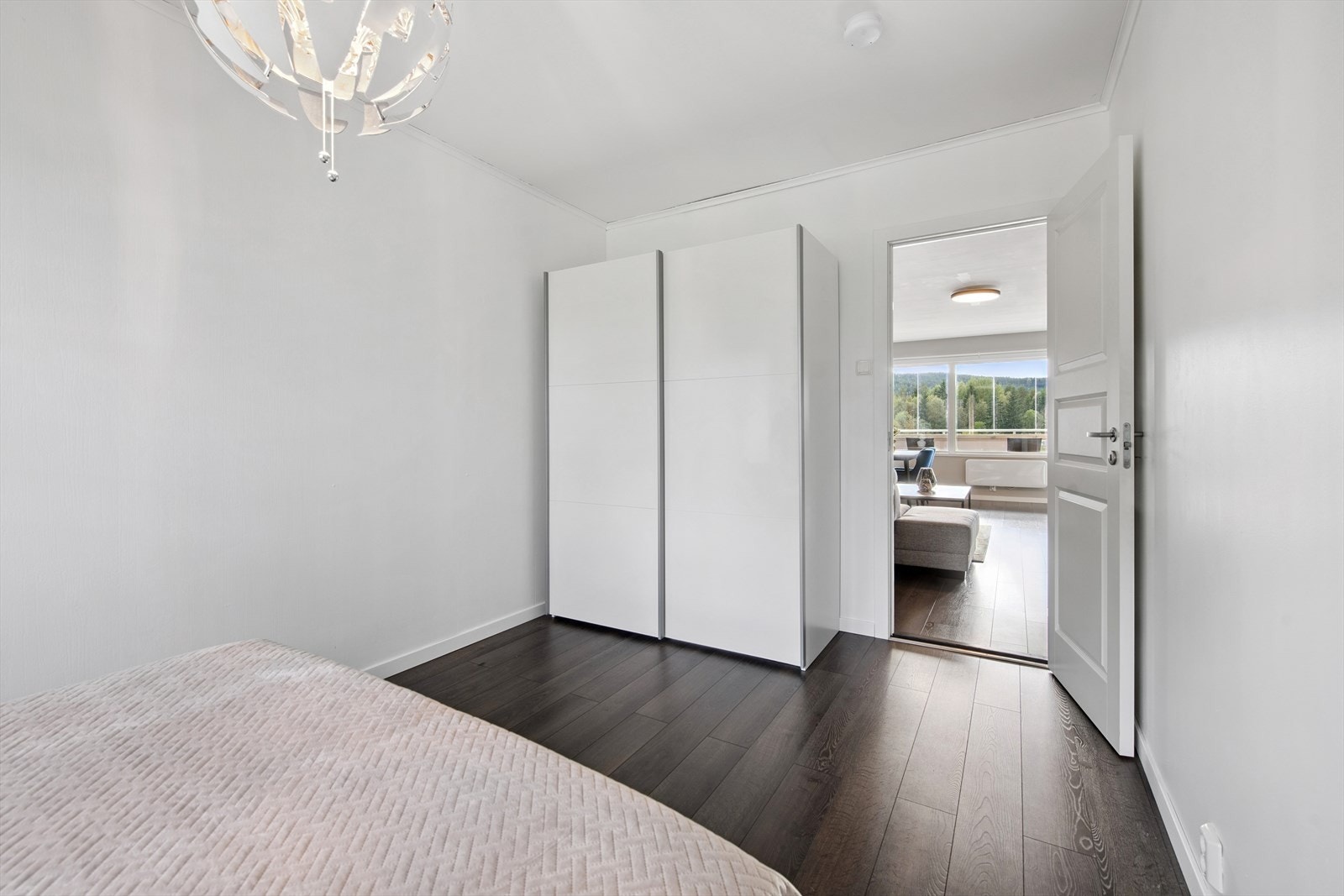 Garderobeskap på hovedsoverom. Galleribilde