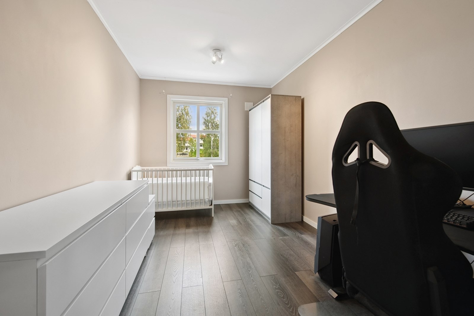 Dette soverommet passer fint som barnerom eller kontor/soverom. Galleribilde