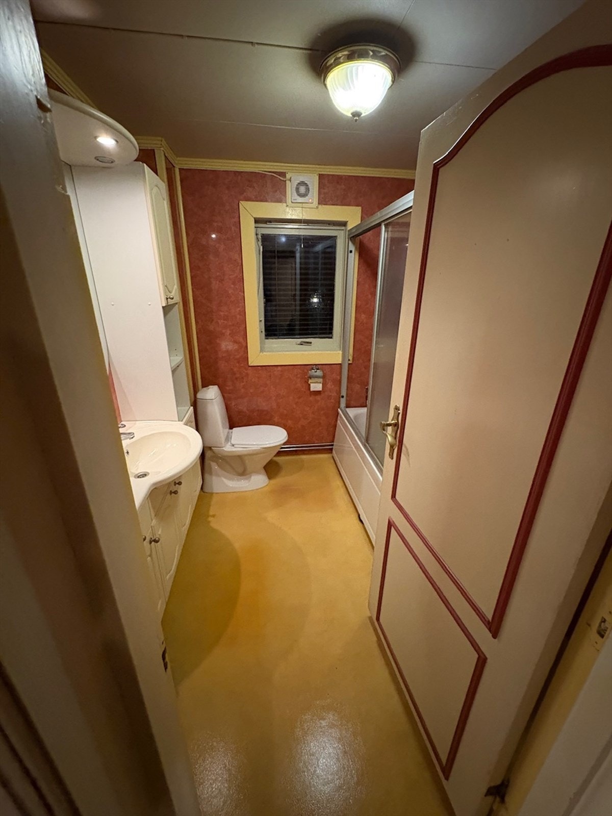 Bad av med badekar/dusj, toalett, servant og oppbevaringsmuligheter. Galleribilde