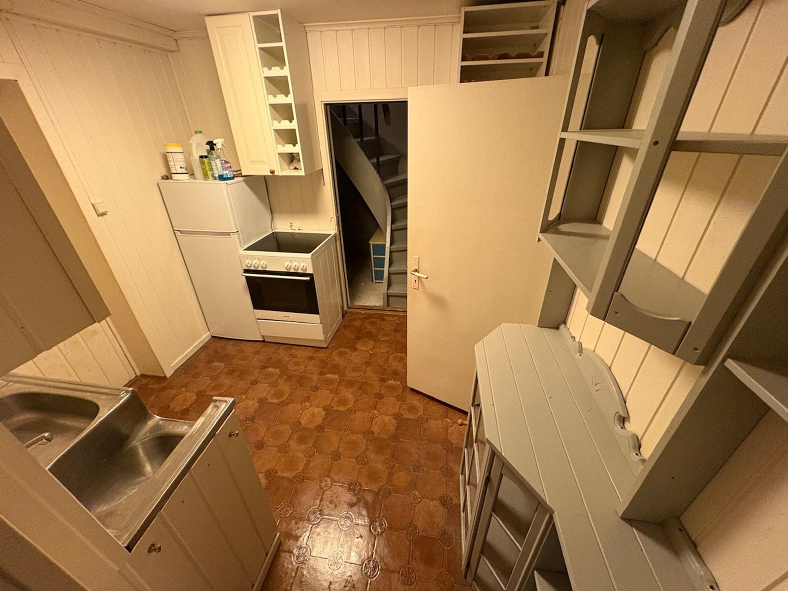 Kjøkken/gang: Her har du direkte adkomst fra garasjen. Galleribilde