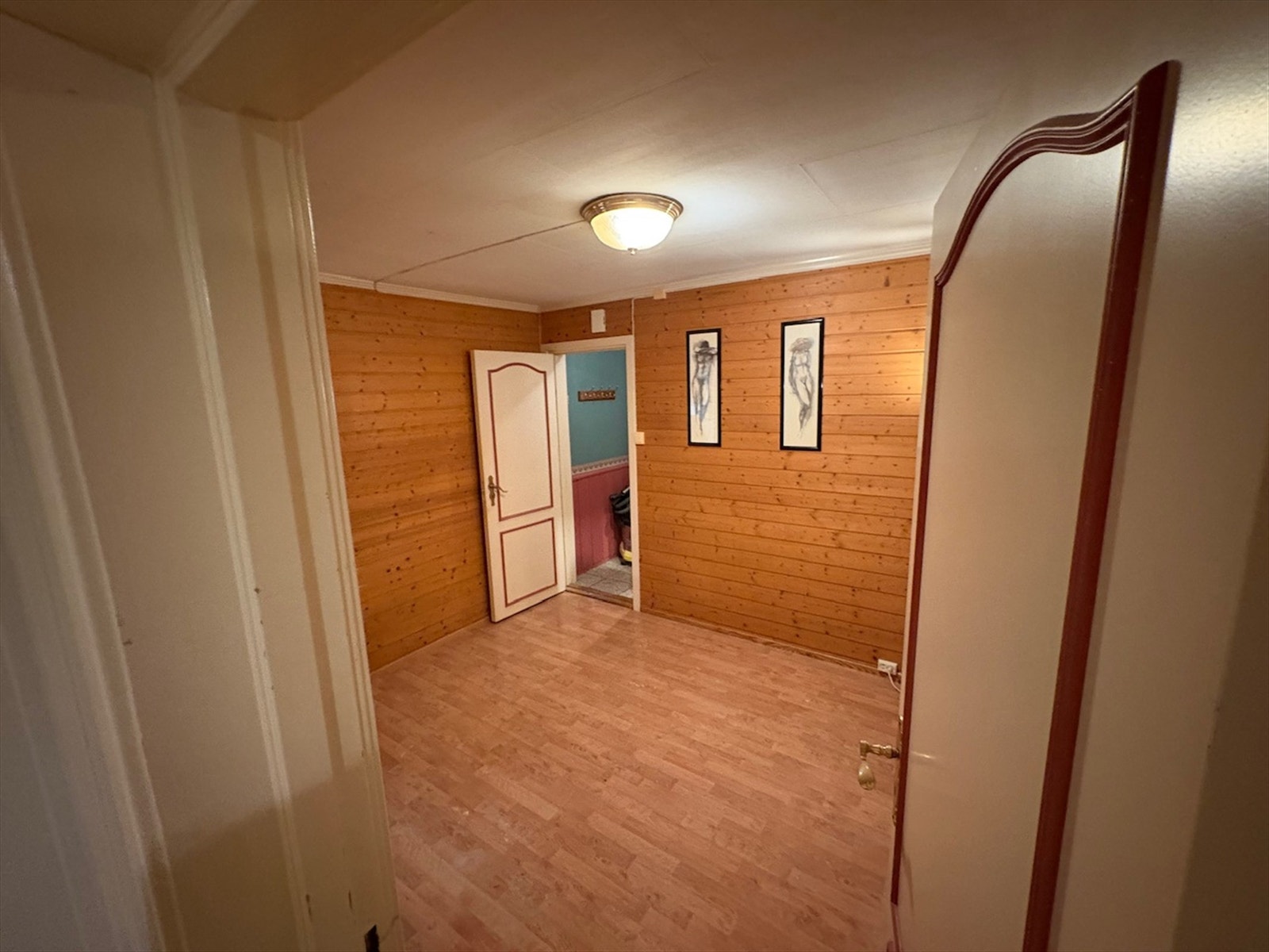 Romslig gang med garderobeløsning. Galleribilde