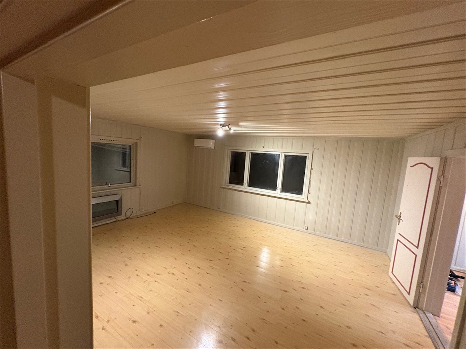 Fra gangen kommer du inn i en romslig stue med plass til sittegrupper. Galleribilde