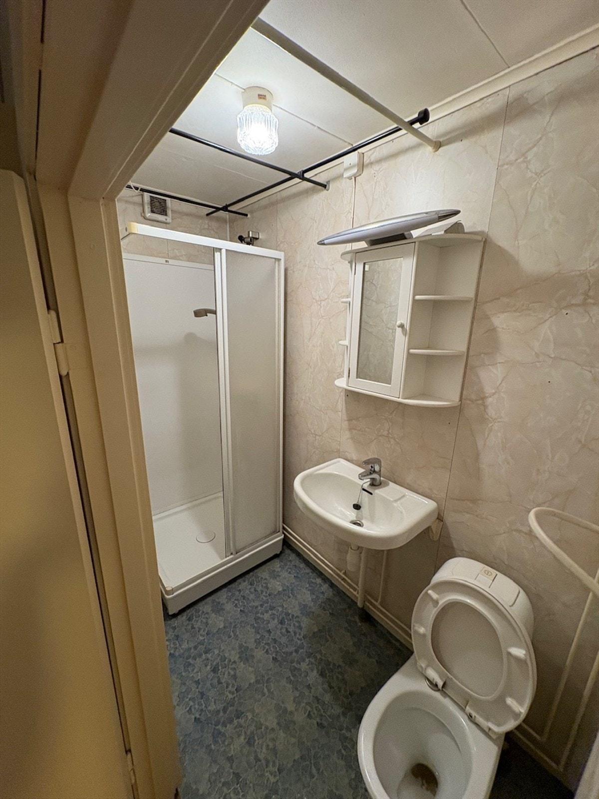 Bad med toalett, servant og dusjkabinett. Galleribilde