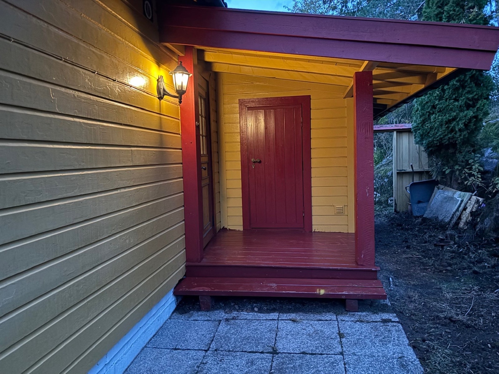 Innbydende inngangsparti med medfølgende utebod. Galleribilde