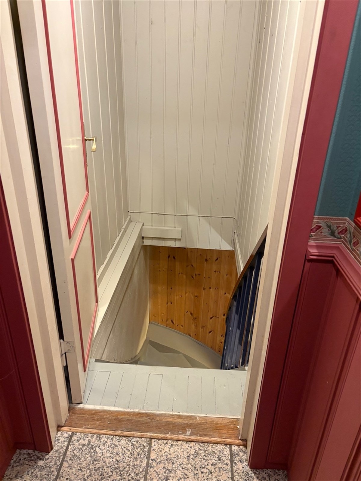 Fra entreen har du adkomst til underetasjen via en trapp. Galleribilde