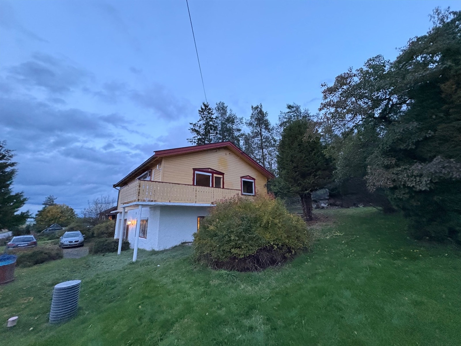 Enebolig med gode parkeringsmuligheter og fin hage. Galleribilde