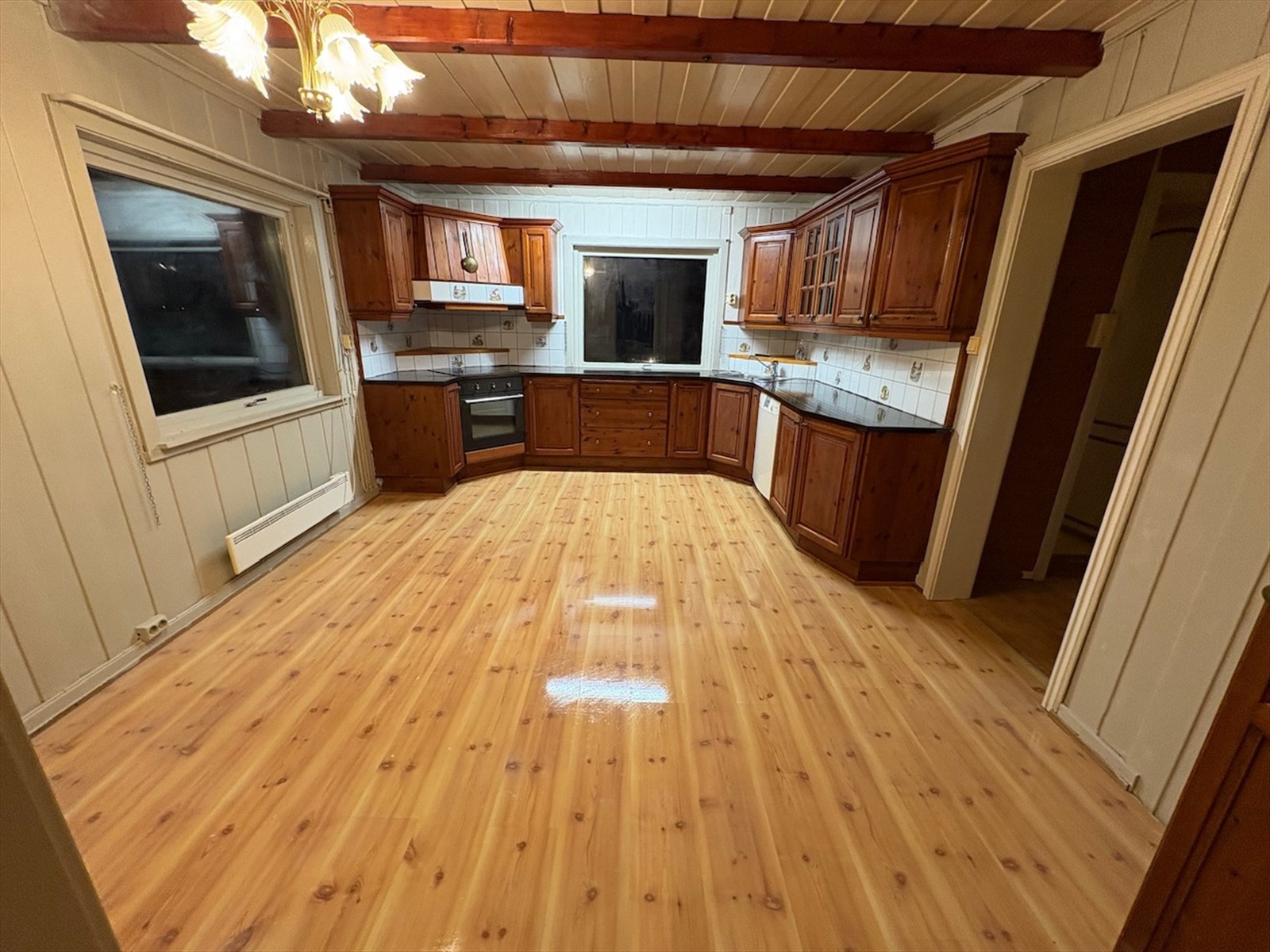 Kjøkken med plass til spisebord. Galleribilde