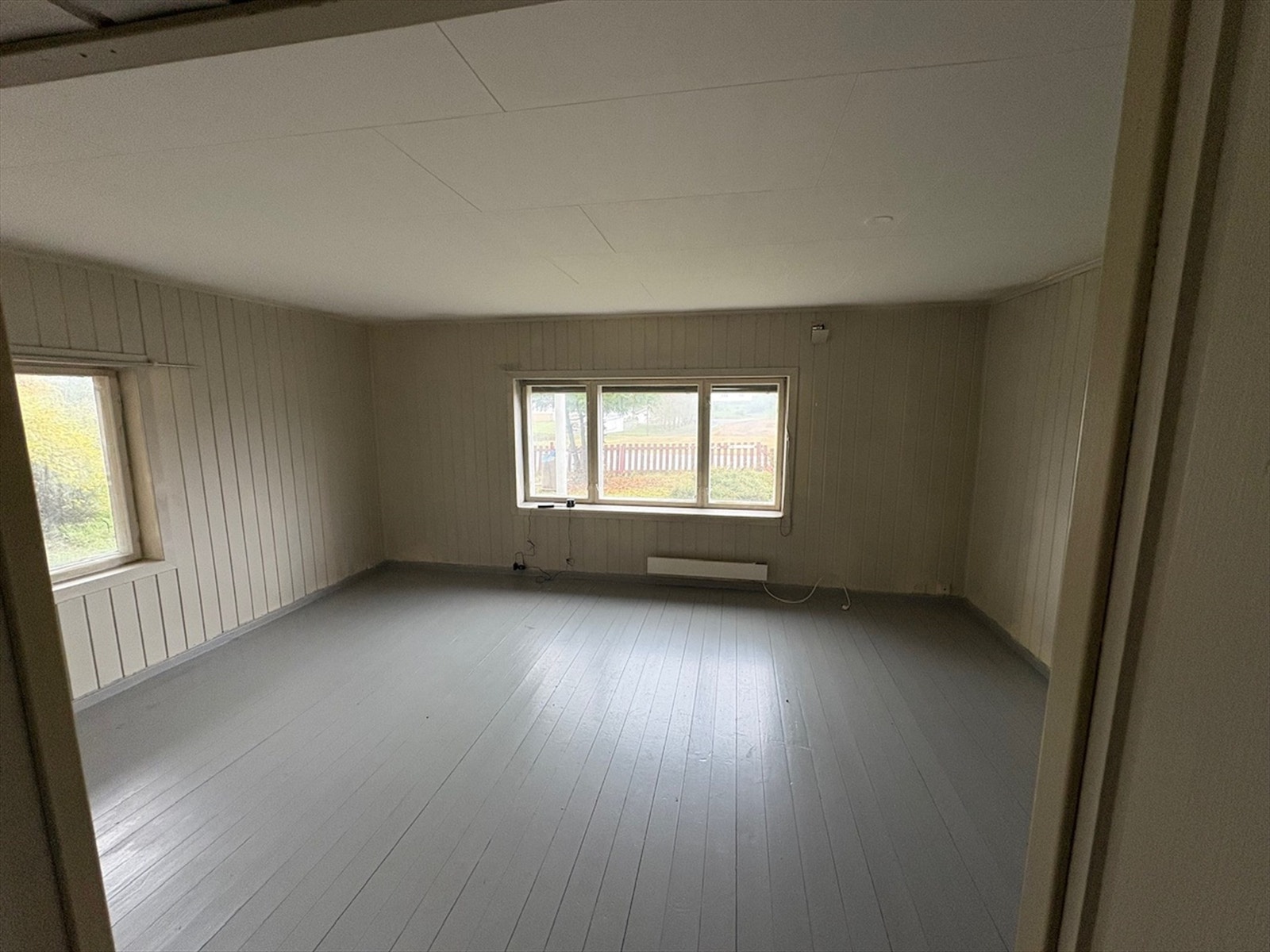 Romslig kjellerstue med plass til flere sittegrupper. Galleribilde