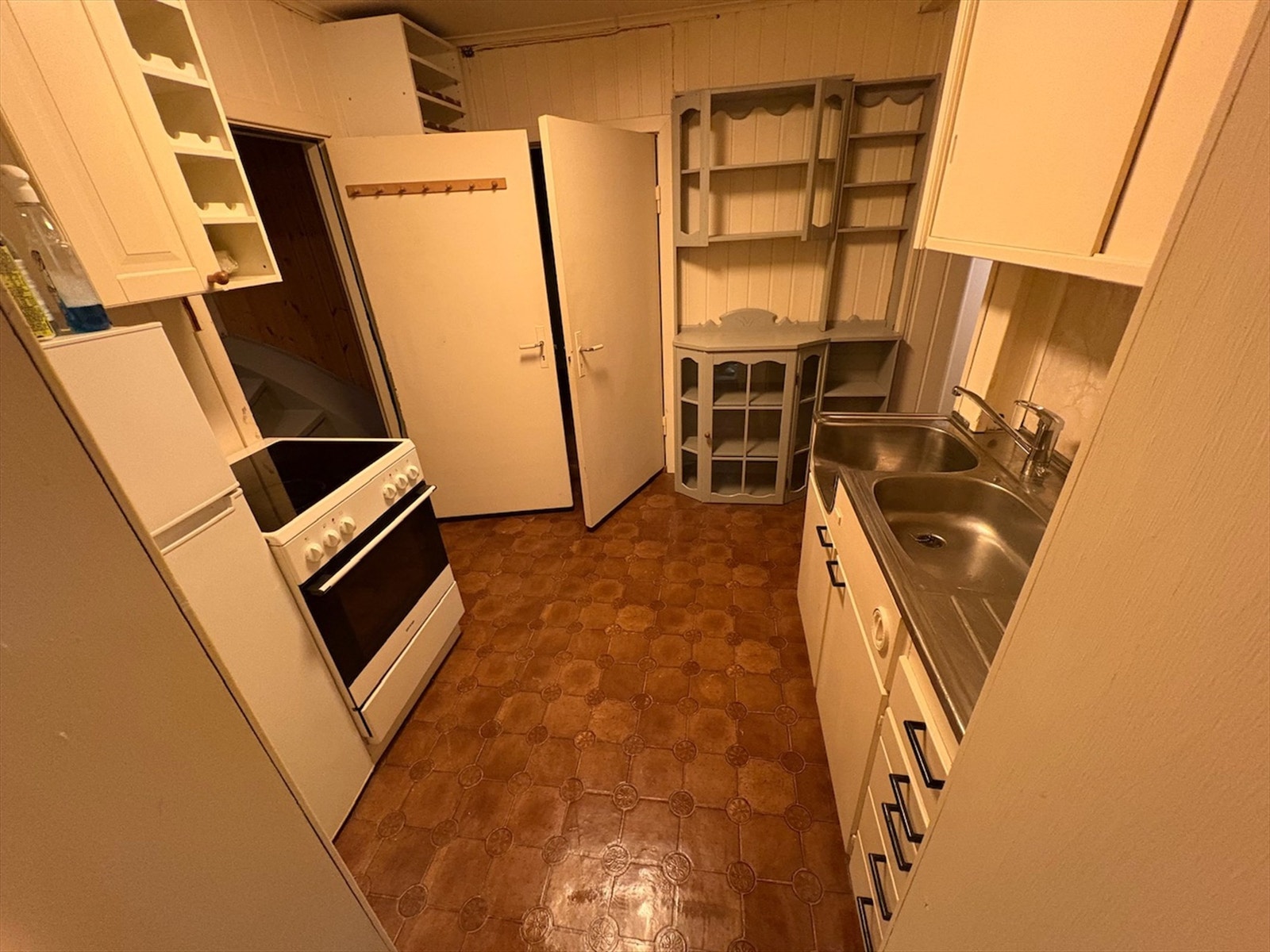 Det medfølger komfyr og kjøleskap med fryser. Galleribilde