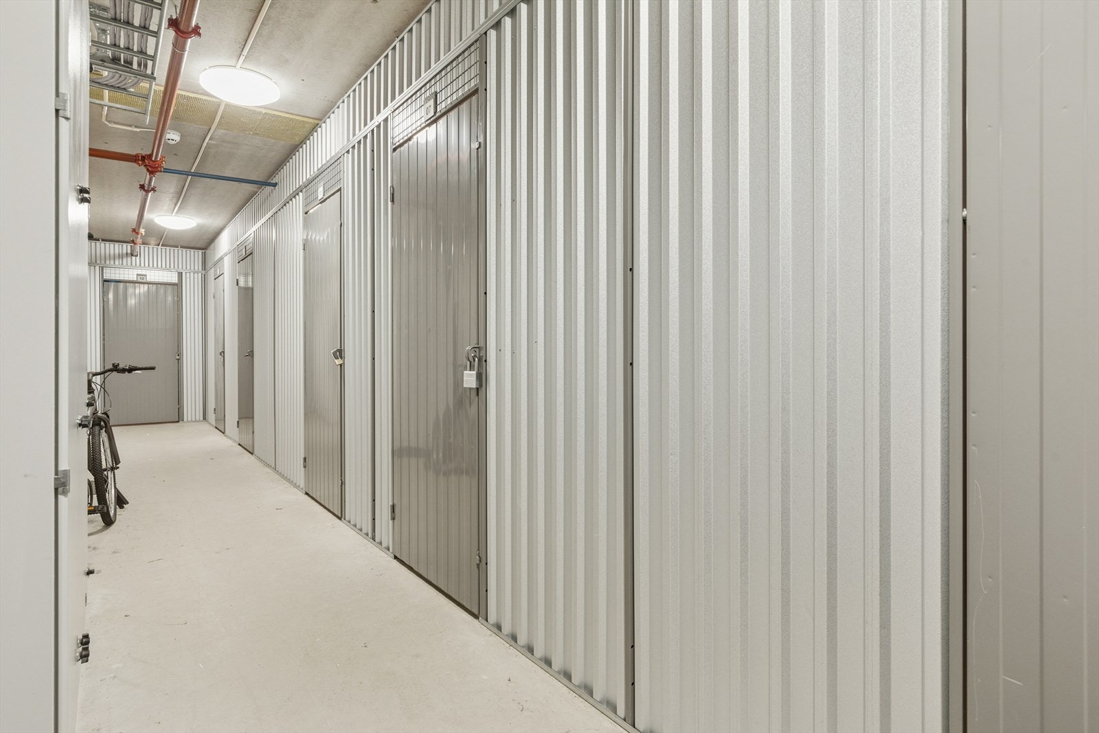 Sportsbod i lukket bodrom i samme etasje. Galleribilde