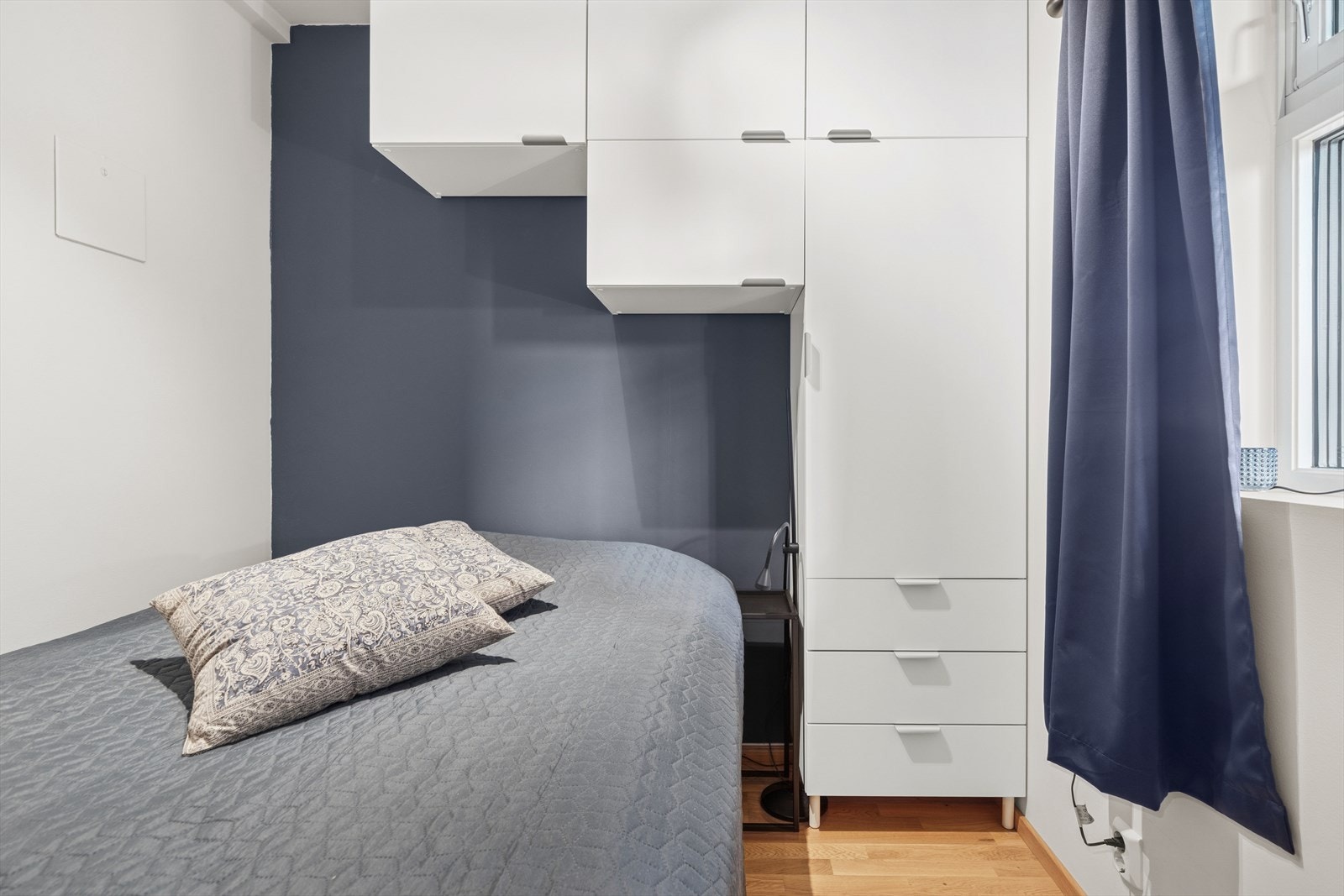 Sovealkove med garderobeskap. Galleribilde