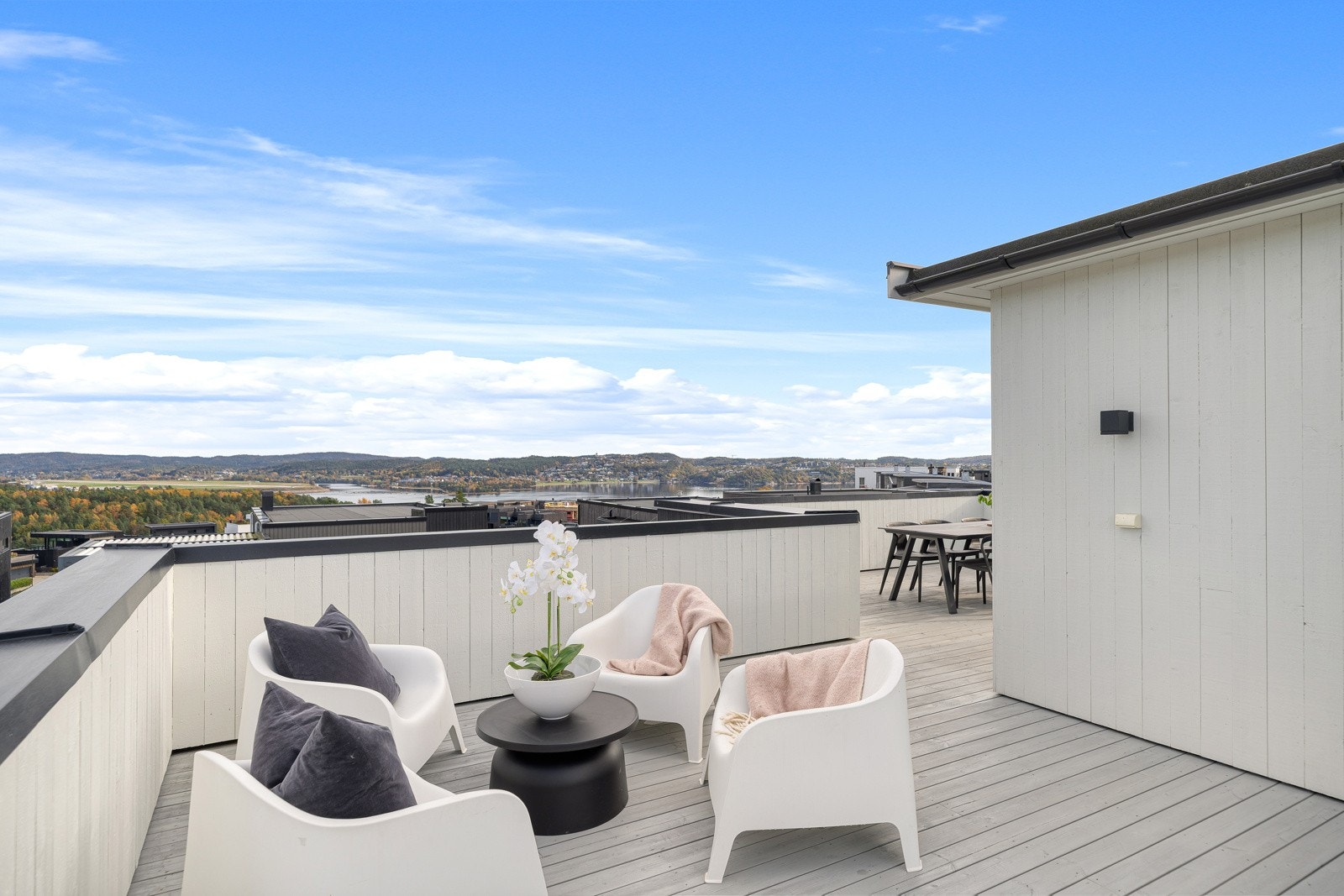 Stor takterrassen (ca. 60 kvm) med sol fra morgen til kveld og fantastisk utsikt over Topdalsfjorden og Gillsvann Galleribilde