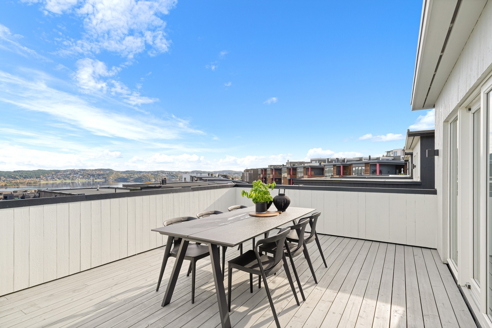 Stor takterrassen (ca. 60 kvm) med sol fra morgen til kveld og fantastisk utsikt over Topdalsfjorden og Gillsvann Galleribilde