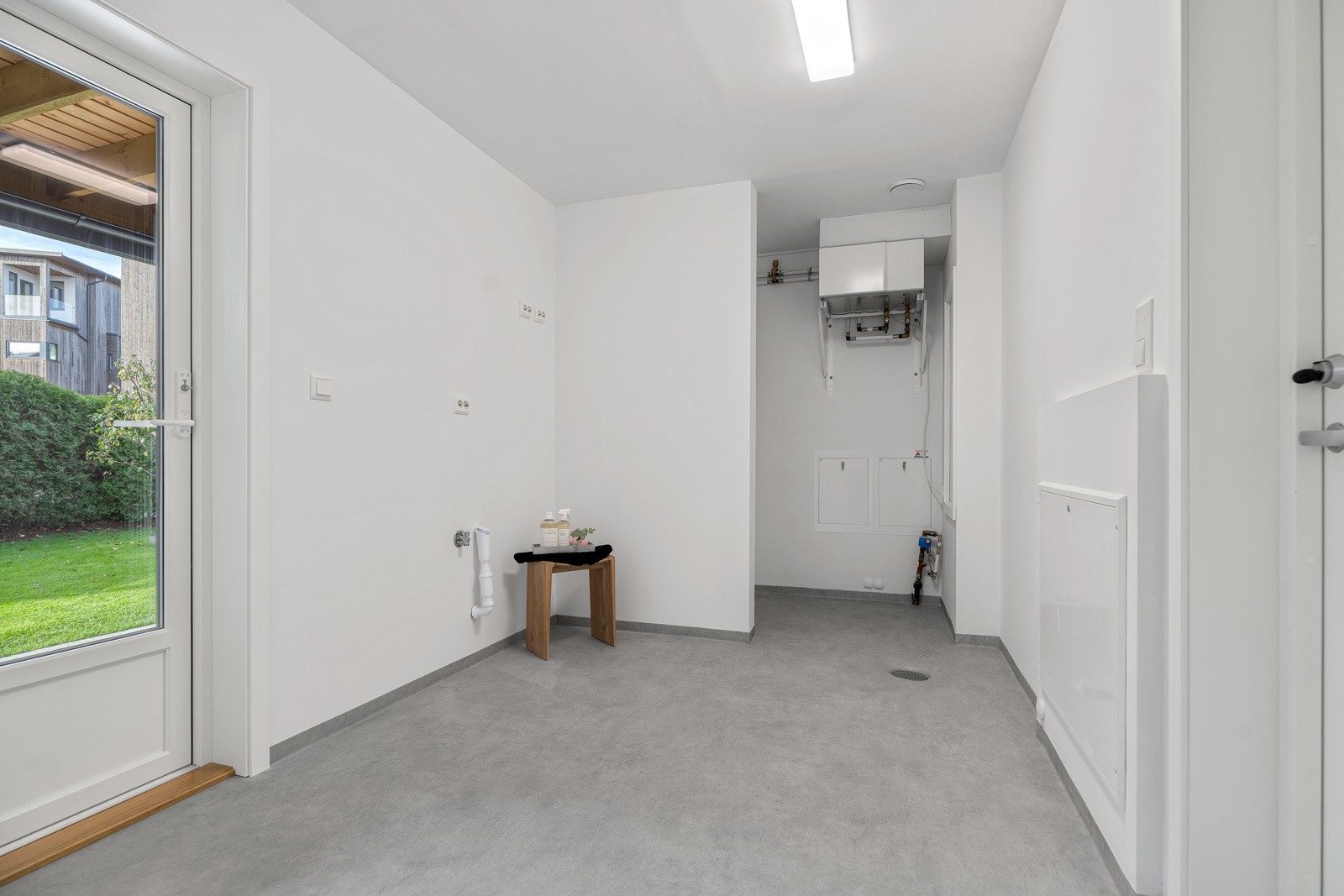 Romslig vaskerom/teknisk rom som kan fungere som grovinngang (nytt 2025). Galleribilde