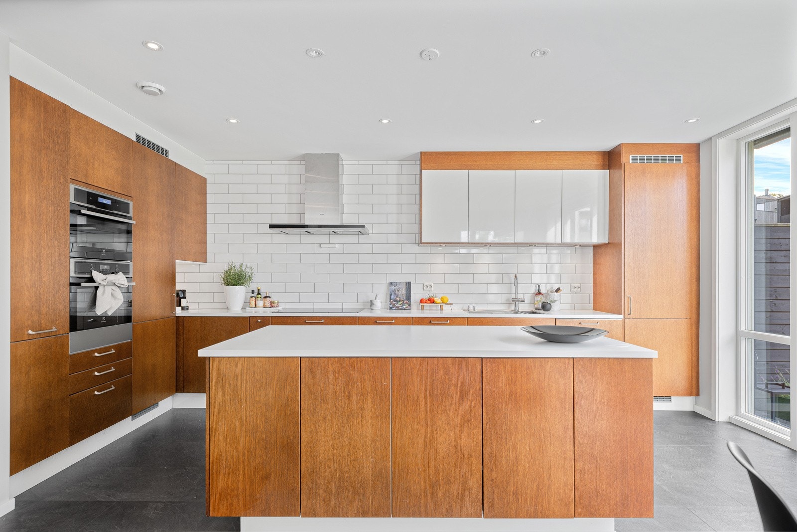 Sigdal Amfi valnøtt kjøkken med laminat benkeplate og integrerte hvitevarer (kjøleskap/fryseskap/stekeovn/kombiovn/oppvaskmaskin/induksjon platetopp/ventilator) Galleribilde