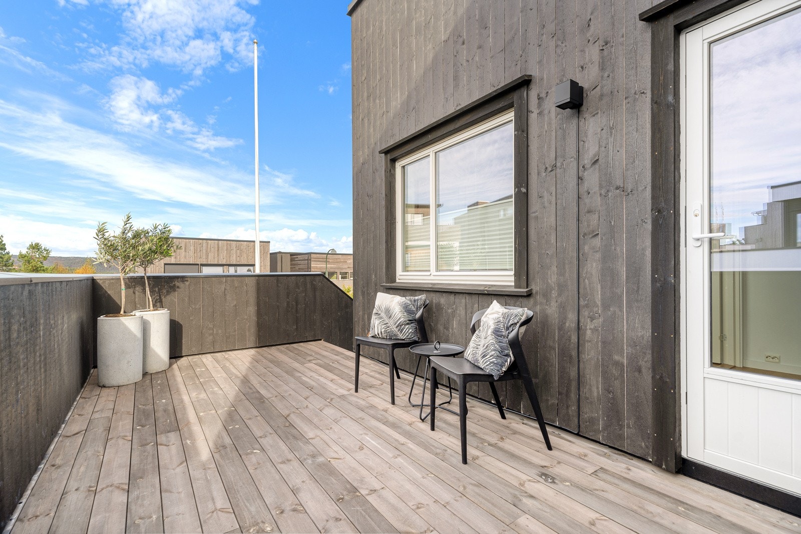 Terrasse 2 etg med trapp og inngang til praktikantdelen Galleribilde