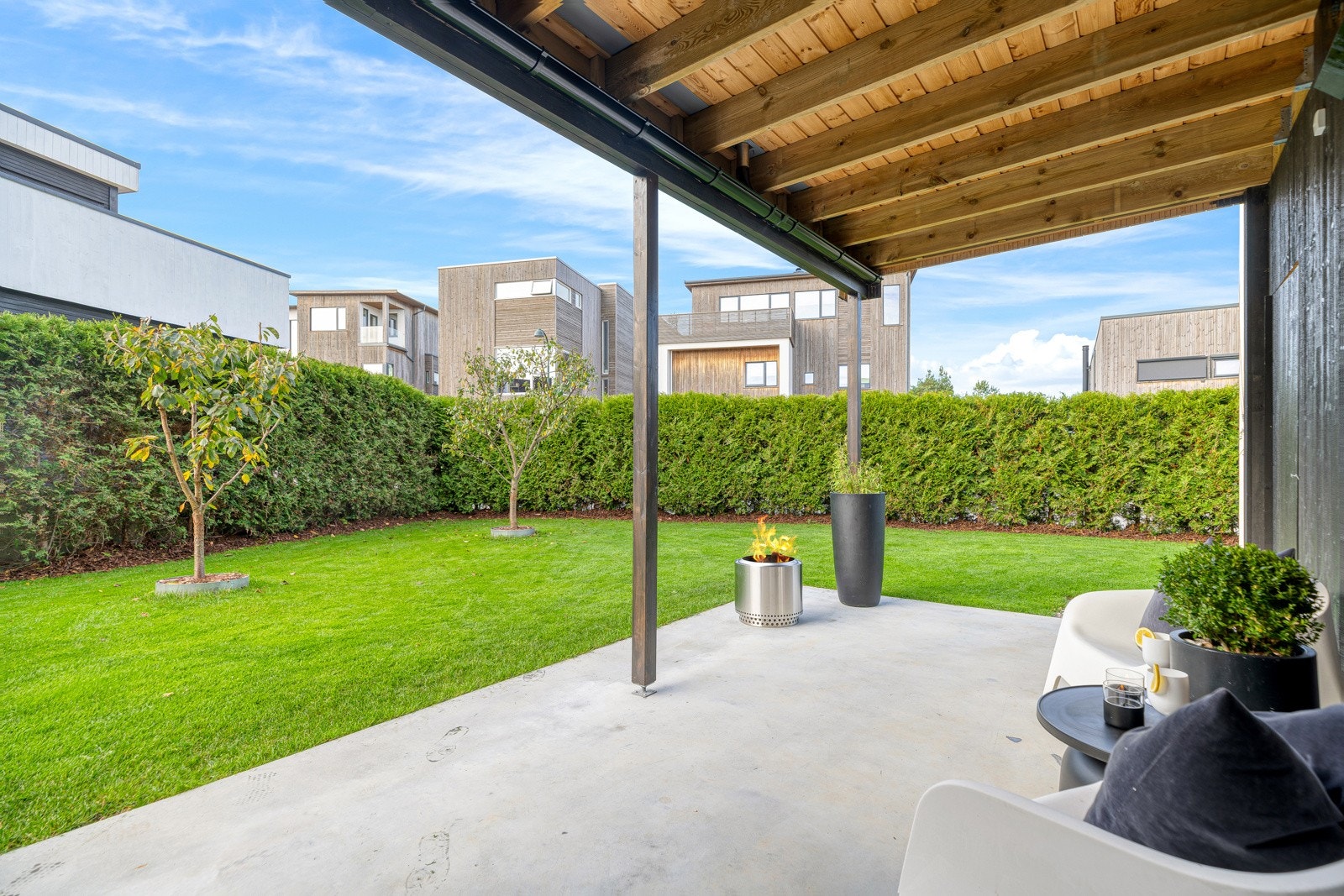 Pent opparbeidet og skjermet hage med plen, frukttrær og flaggstang Galleribilde