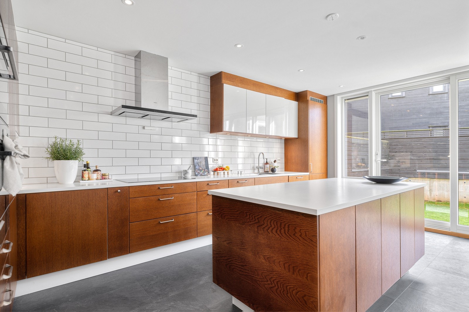 Direkte utgang til hage fra kjøkken Galleribilde