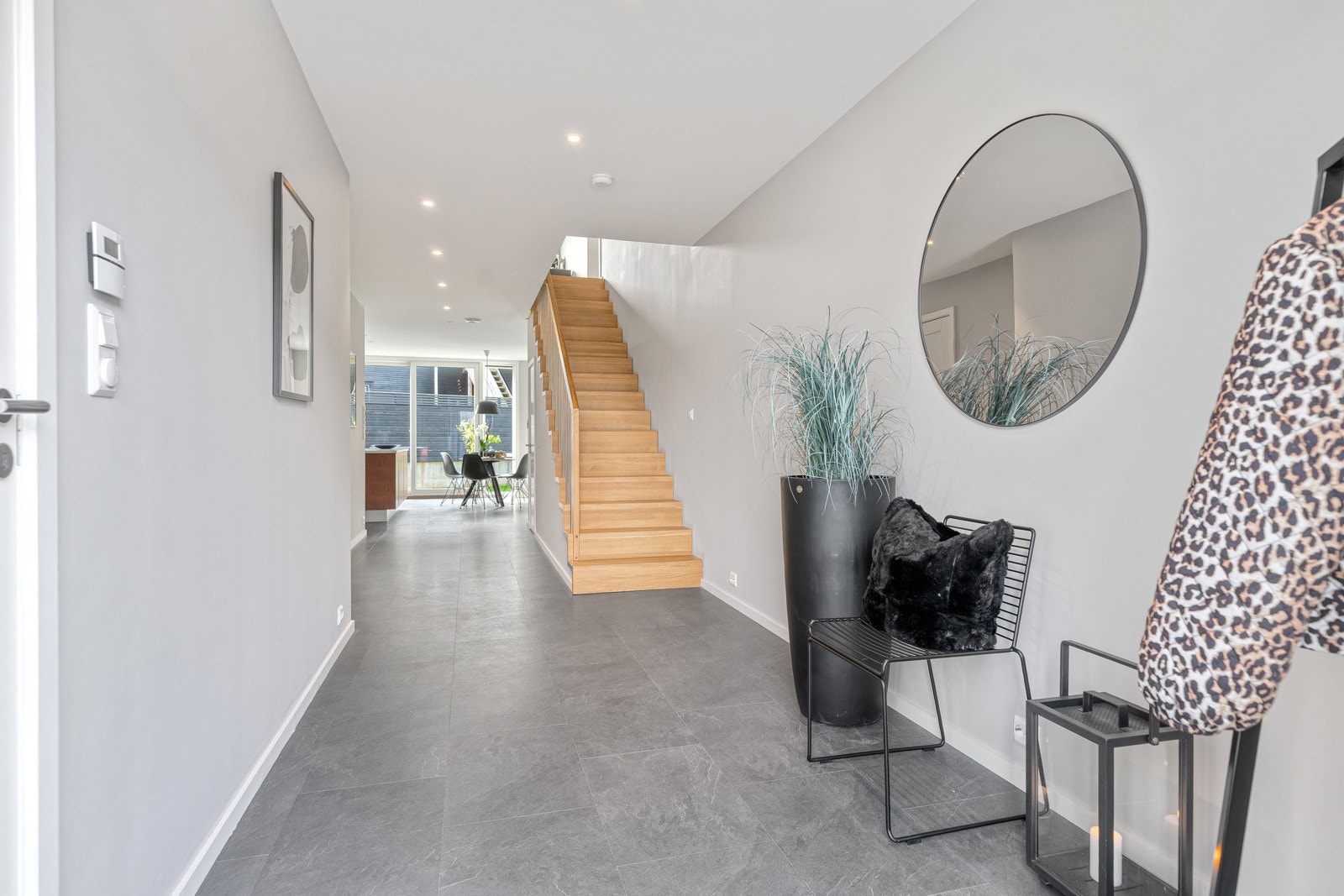 Romslig åpen entre. Ny Nordan ytterdør (2024) med glassbaldakin. Galleribilde