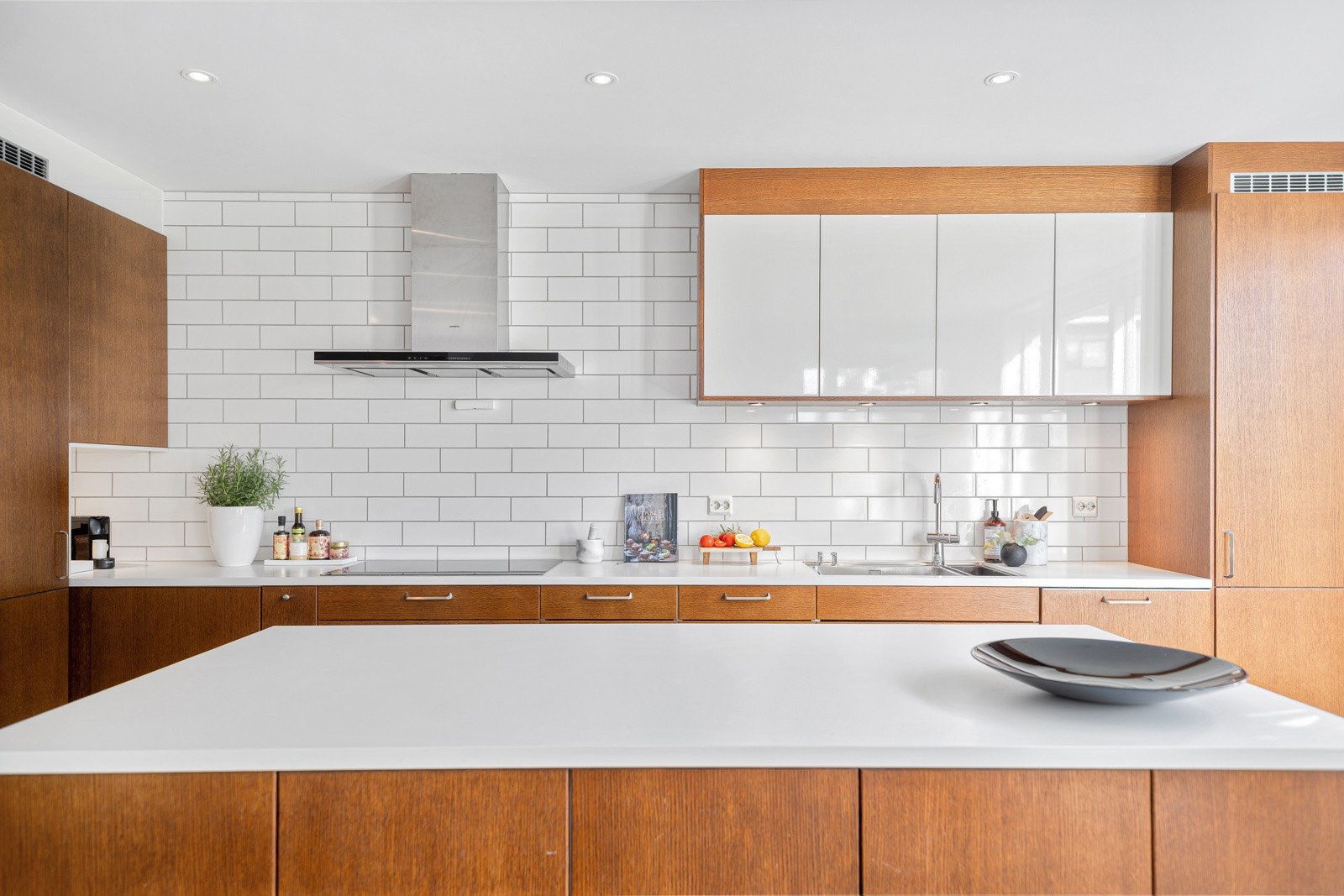 Sigdal Amfi valnøtt kjøkken med laminat benkeplate og integrerte hvitevarer (kjøleskap/fryseskap/stekeovn/kombiovn/oppvaskmaskin/induksjon platetopp/ventilator) Galleribilde