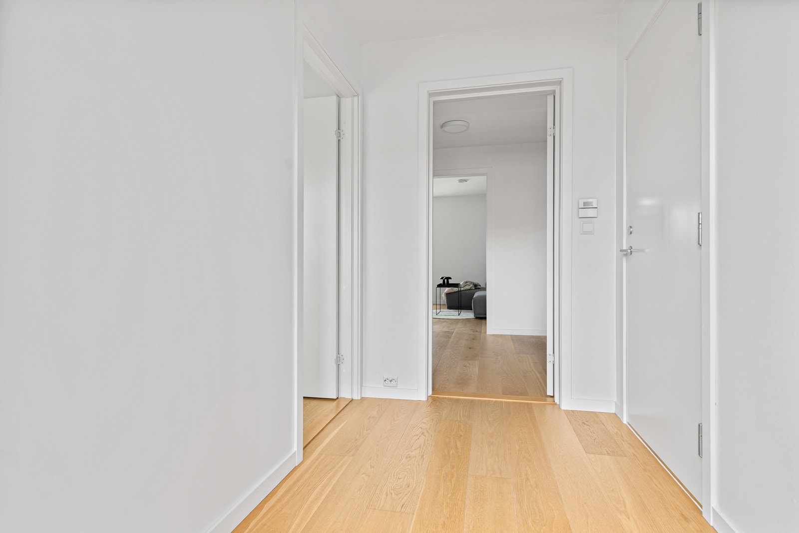 Gang i praktikantdel. Inngang via utvendig trapp. Galleribilde