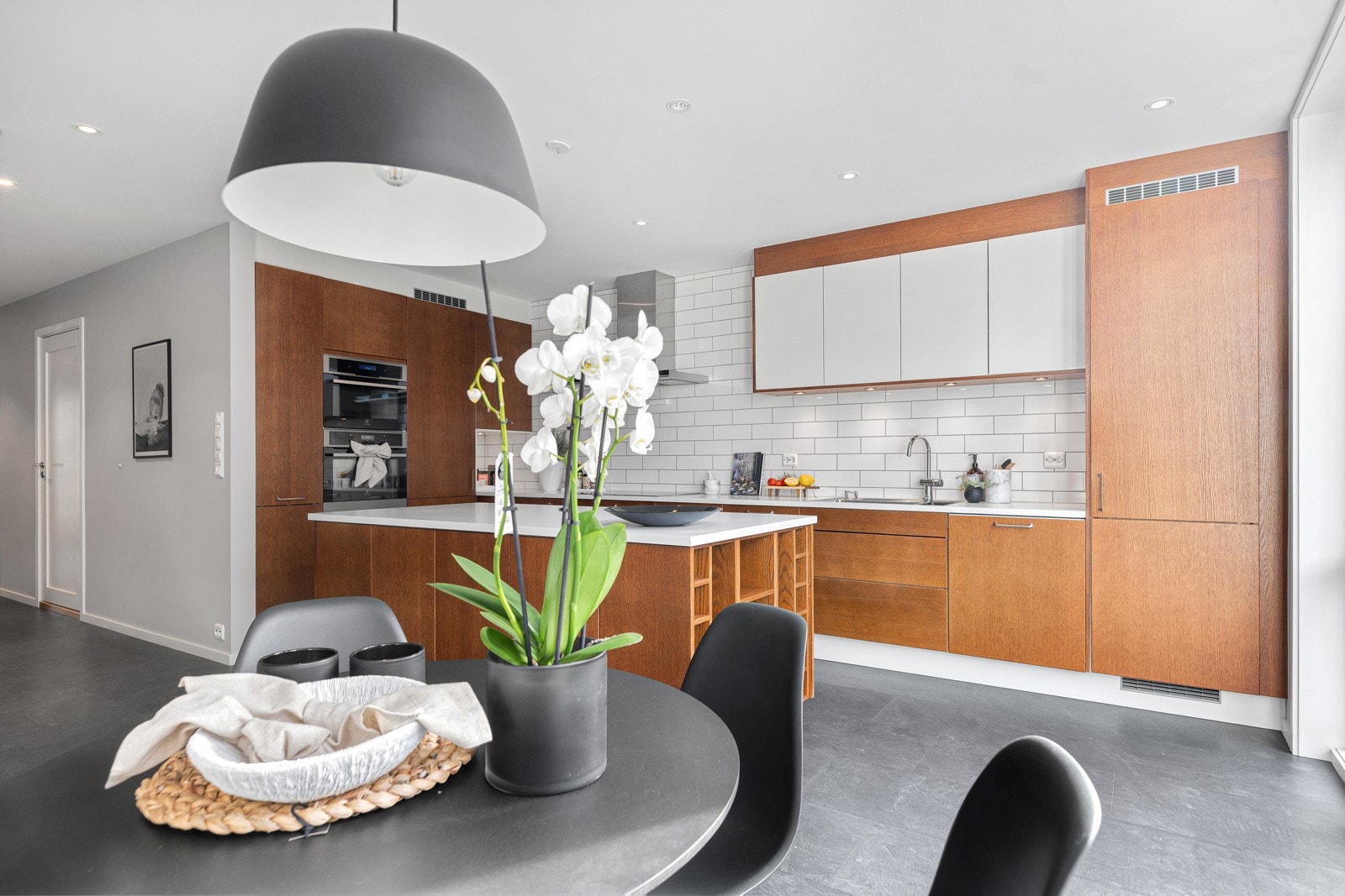 Sigdal Amfi valnøtt kjøkken med laminat benkeplate og integrerte hvitevarer (kjøleskap/fryseskap/stekeovn/kombiovn/oppvaskmaskin/induksjon platetopp/ventilator) Galleribilde