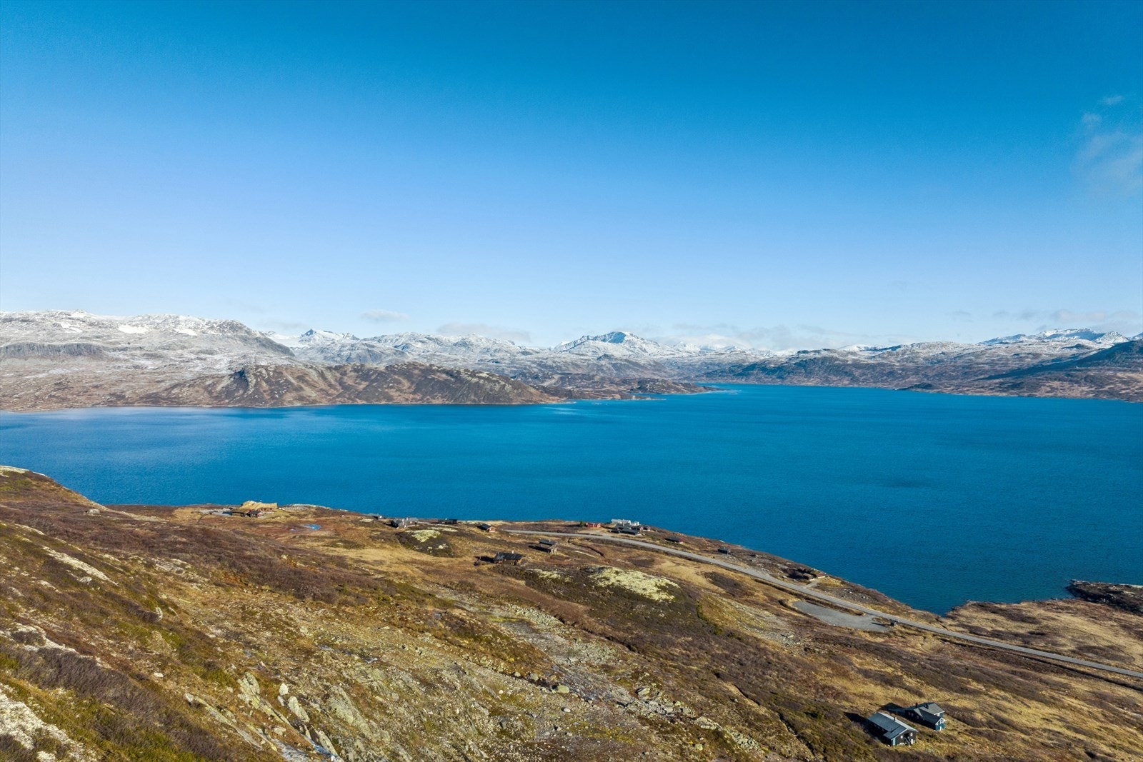 Reikesteinsøddin gir deg enkel tilgang til fine turmål som Vettisfossen, Falketind og Uranostind. I tillegg ligger Kongevegen over Filefjell - en kulturhistorisk perle - bare en kort kjøretur unna. Galleribilde