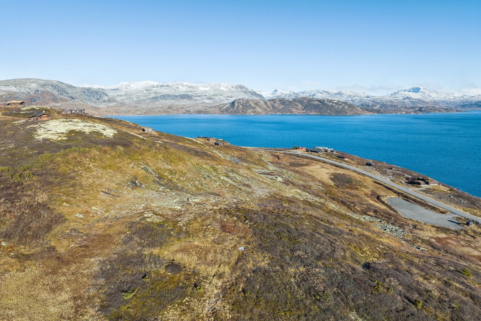 Her våkner du til nydelig utsikt over høyfjell og vidder, med solrik tomt som gir deg følelsen av å være midt i naturens storstue. Galleribilde