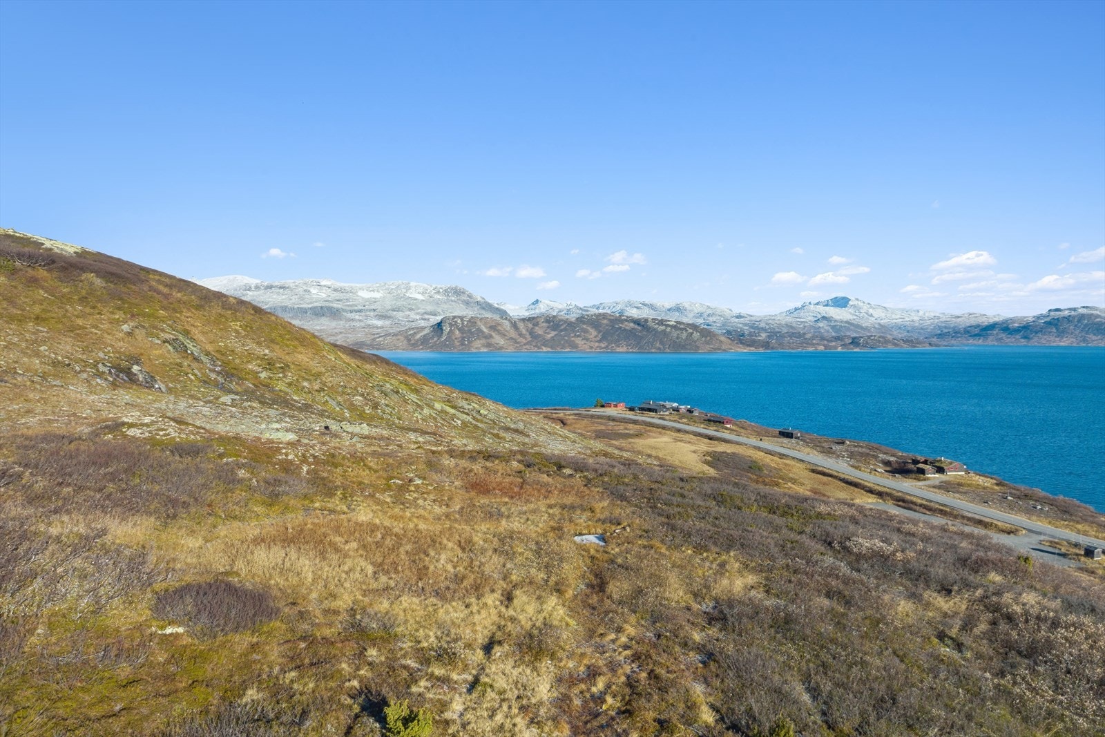 På ca. 1130 moh. sør for Riksveg 53 ved Tyinkrysset i vakre Vang i Valdres, ligger denne flotte hyttetomta som byr på storslått norsk fjellnatur og muligheten til å skape din egen hyttedrøm. Galleribilde