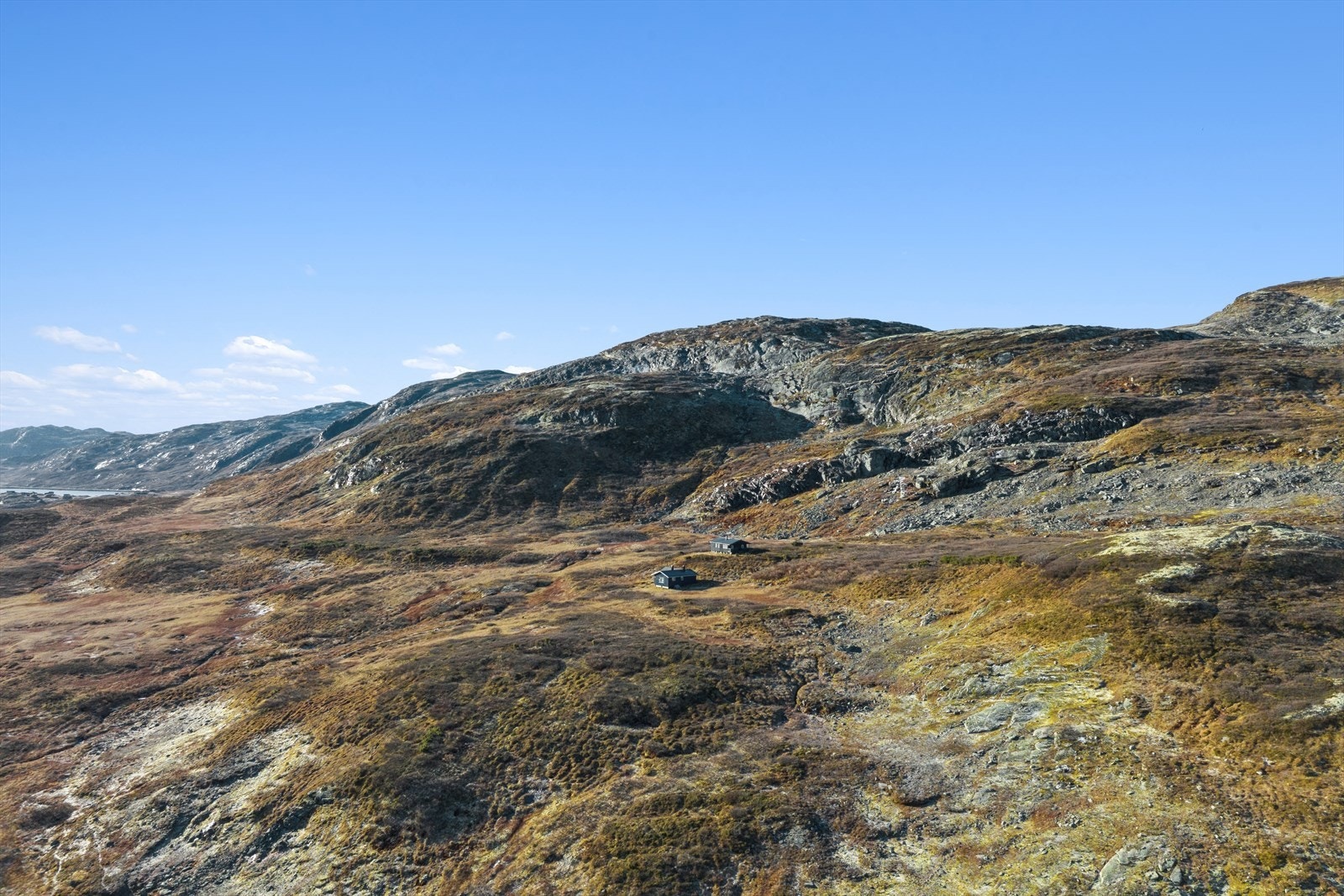 Området er omgitt av støler, hytter og den tradisjonsrike Tyinstølen turisthytte - et perfekt utgangspunkt for fjelleventyr året rundt. Galleribilde