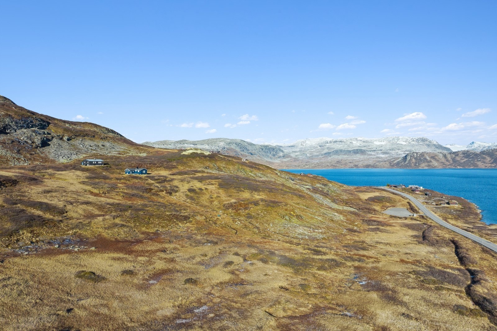 Tyin og nærliggende vann byr på fiskemuligheter i toppklasse, med fjellaure som lokker både hobbyfiskere og entusiaster. Galleribilde