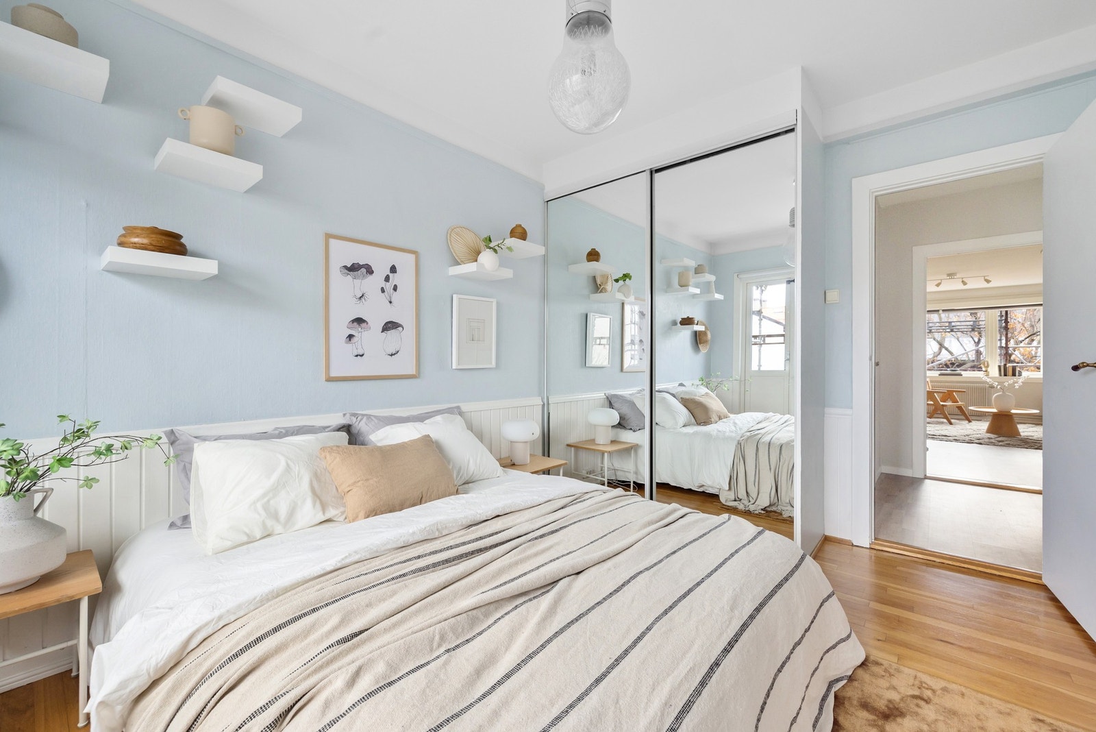 I dag er soverommet innredet med en skyvedørsgarderobe med speilfronter som gir både oppbevaringsplass og en følelse av ekstra romslighet. Galleribilde