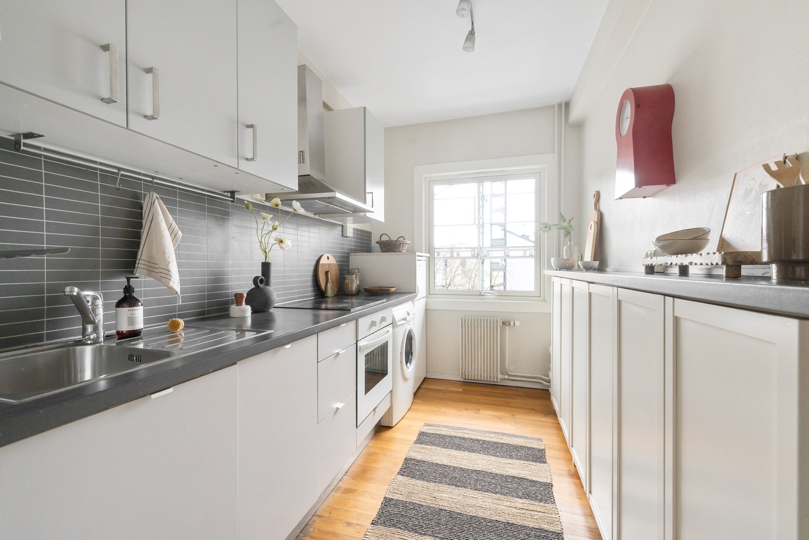 Kjøkkenet er fra 2011 og har en funksjonell utforming med mye god arbeidsplass. Galleribilde