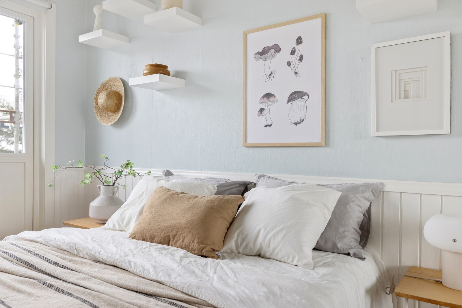 Soverommet har brystpanel langs veggene og utgang til en brannbalkong. Galleribilde