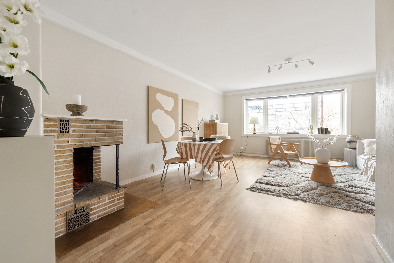 Dette er den perfekte leiligheten for deg som ønsker å bo sentralt, men samtidig stille og rolig i enveiskjørt gate. Galleribilde