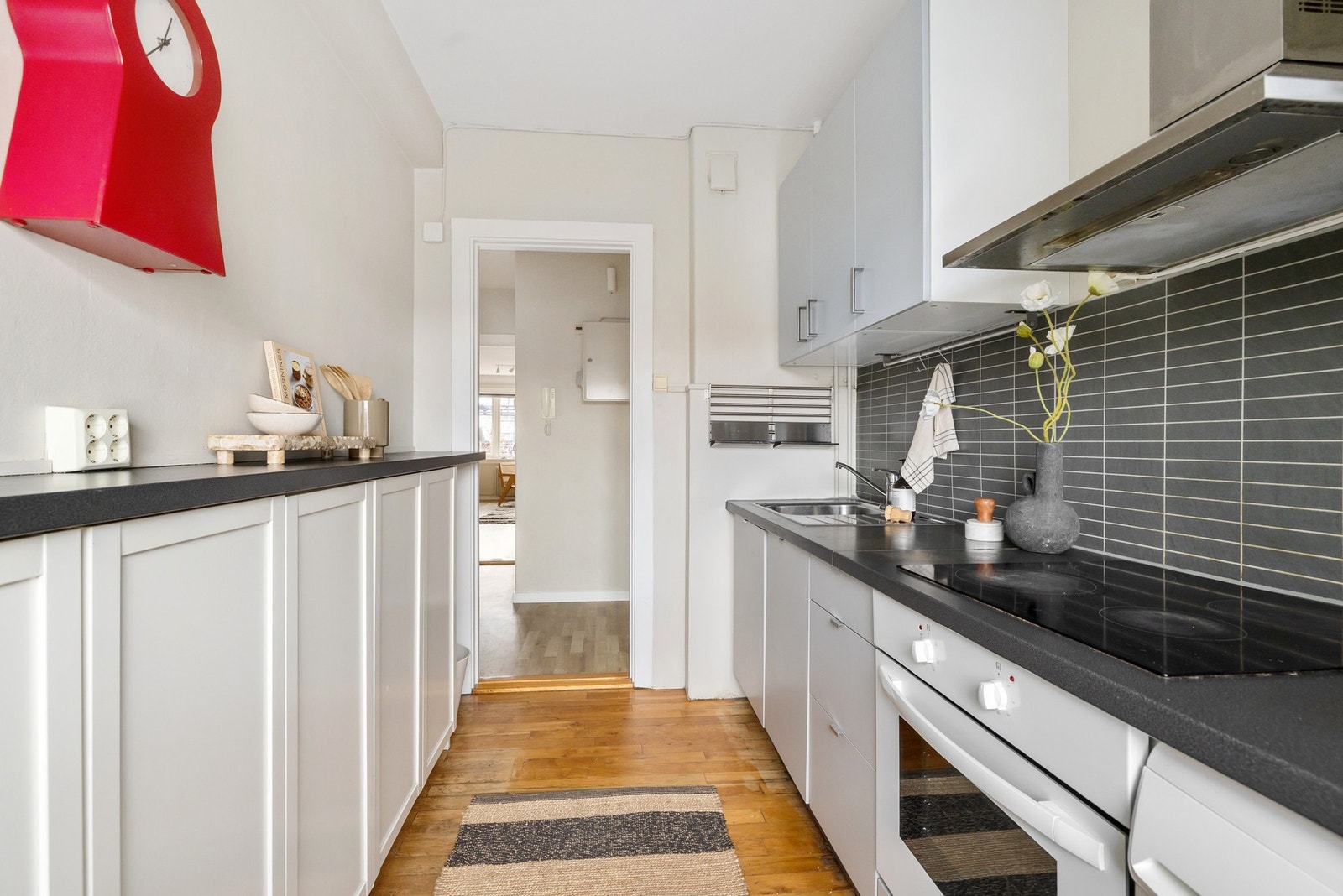 I den alternative planløsningen er det vist en mulighet for å flytte kjøkkenet ut i stuen og etablere et ekstra soverom der dagens kjøkken ligger. Galleribilde