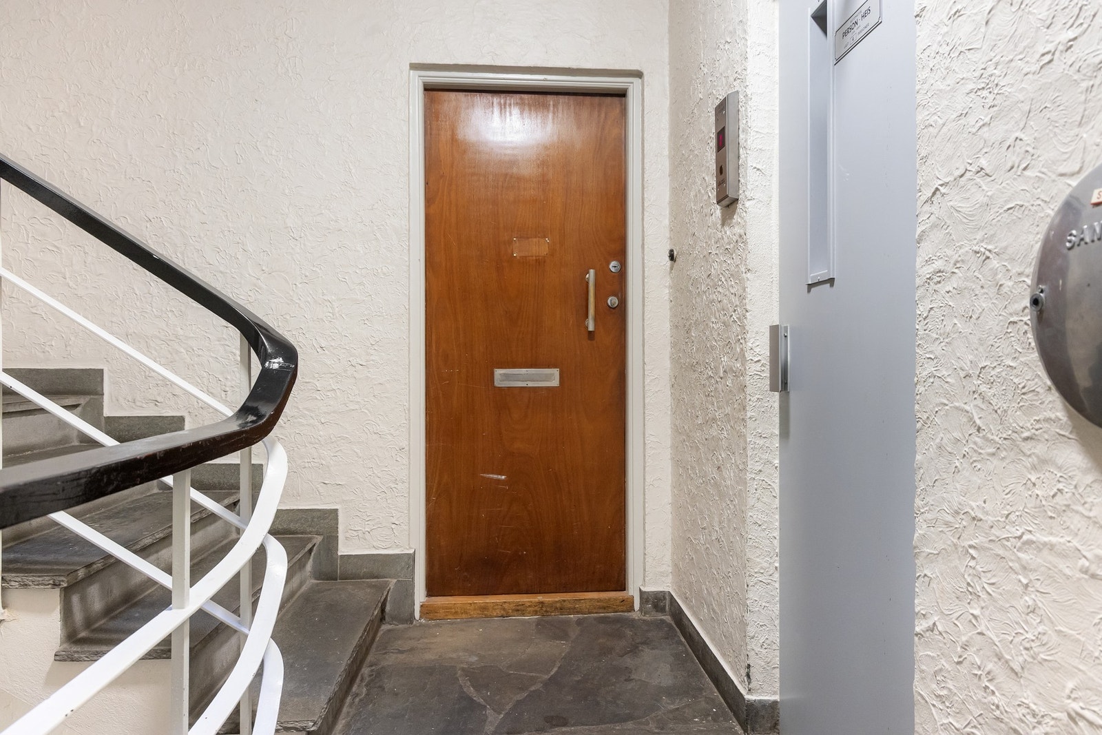 Leiligheten ligger i byggets fjerde etasje, med adkomst via felles trappeoppgang med heis. Galleribilde