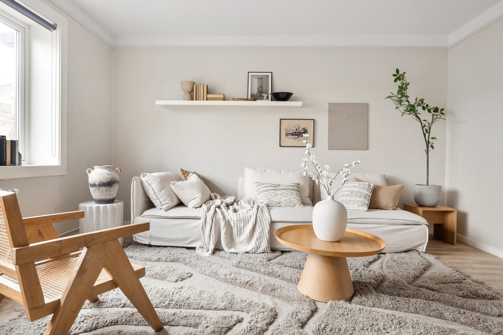 Stuen fremstår som et romslig og lyst oppholdsrom med gode møbleringsmuligheter. Galleribilde